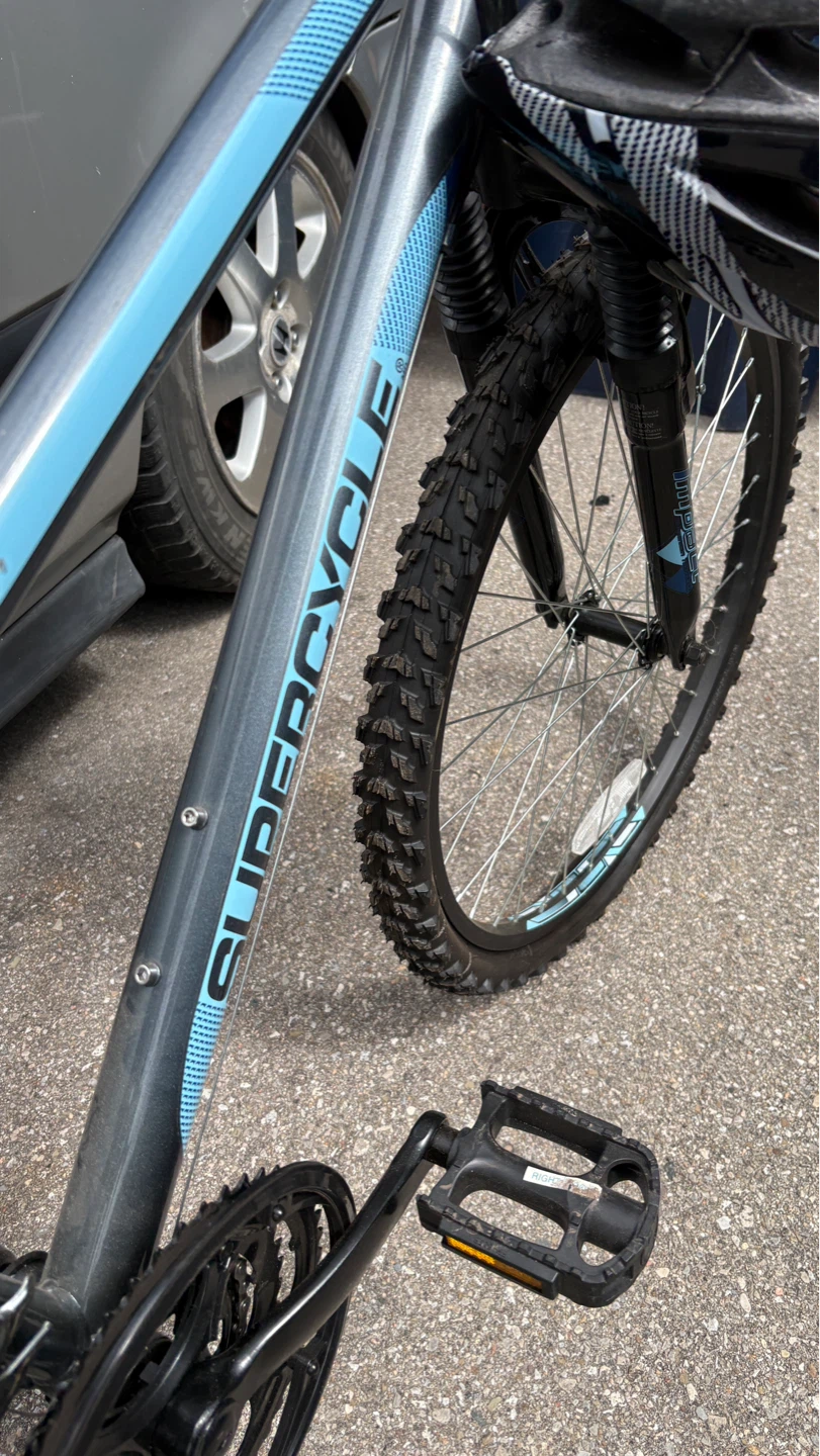 Like New Mountain Bike – NEVER Used + Helmet Included - photo 4