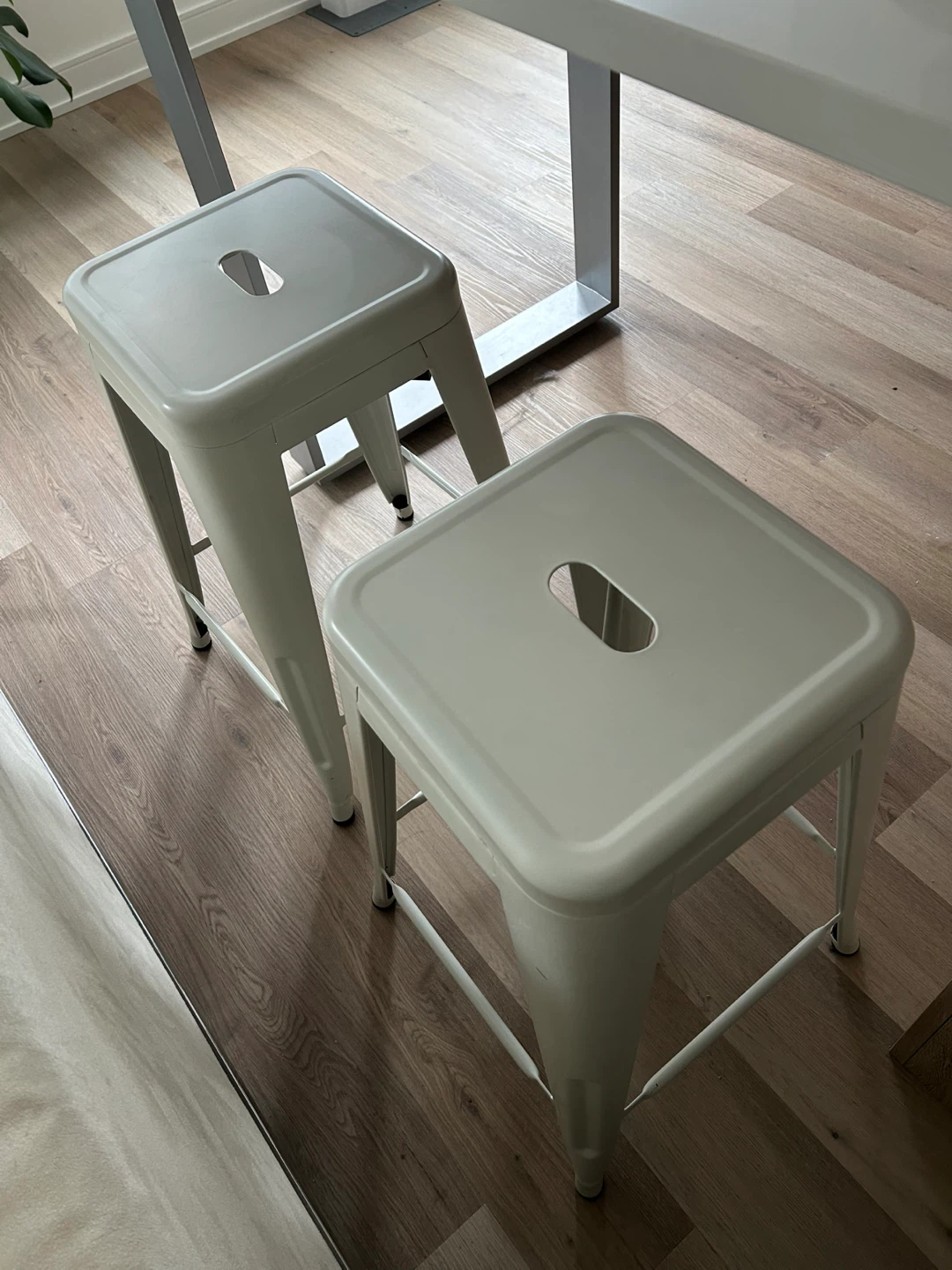 Set of 2 White Metal Bar Stools - photo 2