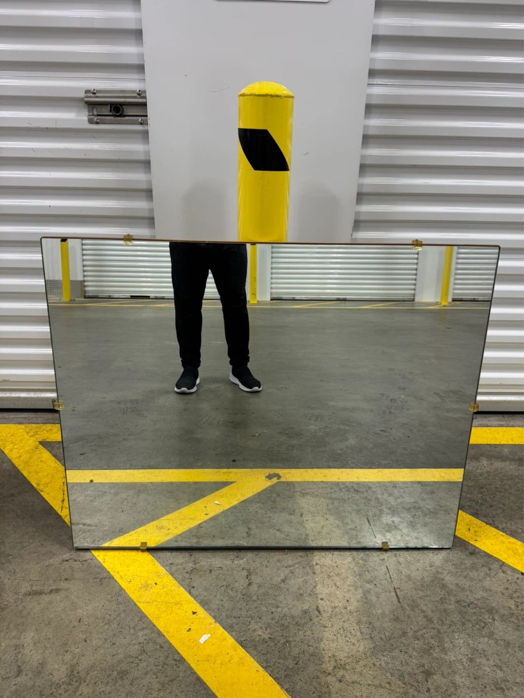 Free delivery mirorr with wire to hang it