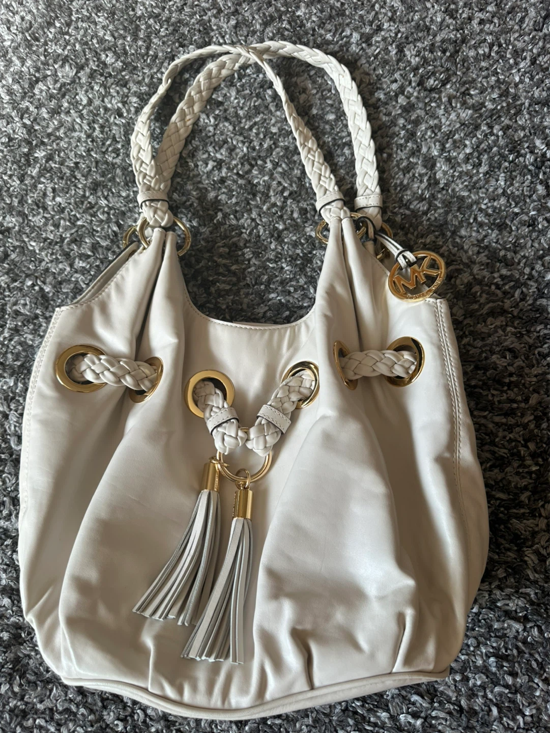 Michael Kors White Leather Shoulder Bag with Tassel Detail - photo 4
