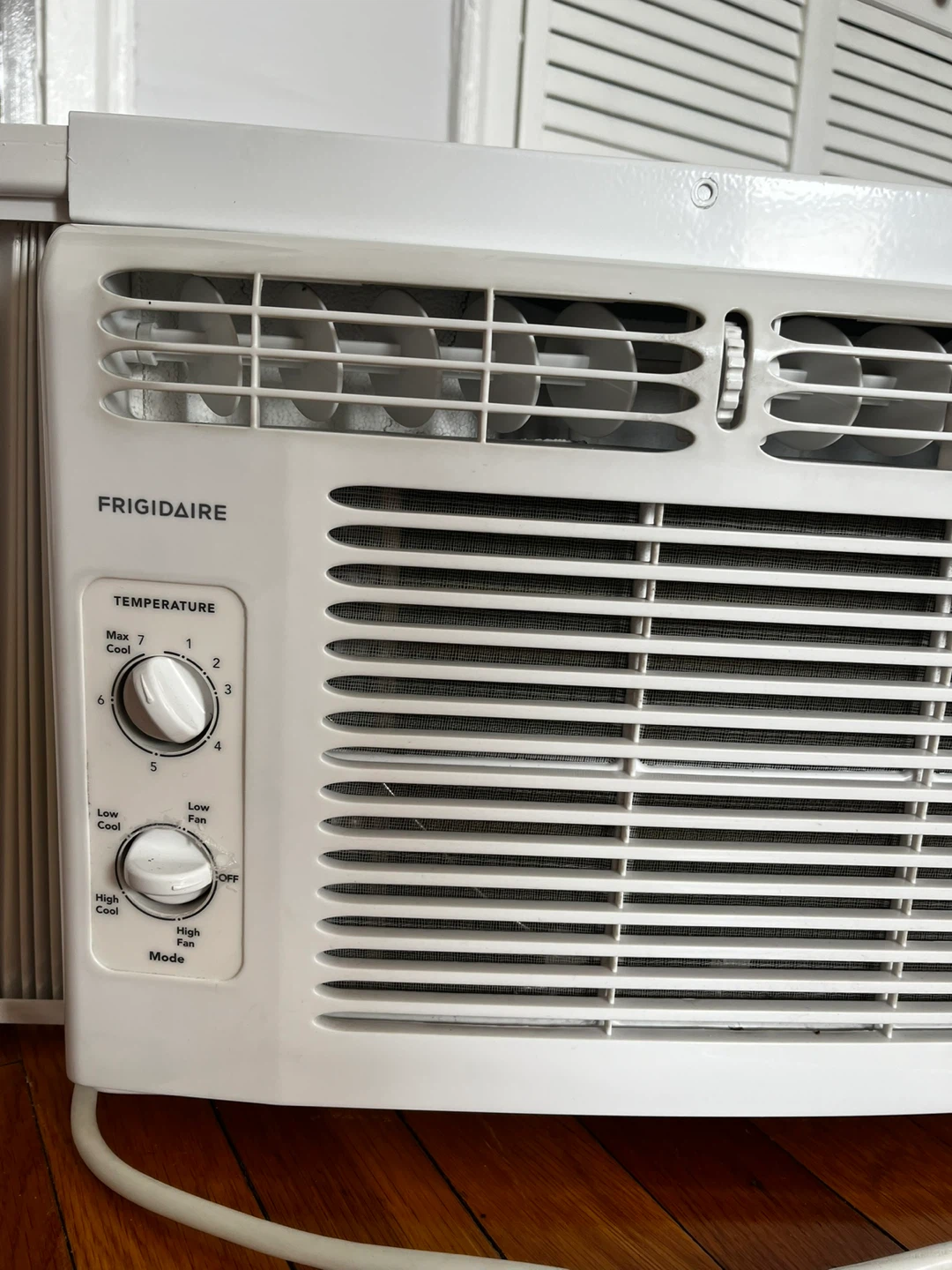 Frigidaire 5,000 BTU Window-Mounted Air Conditioner (2/2) - photo 2