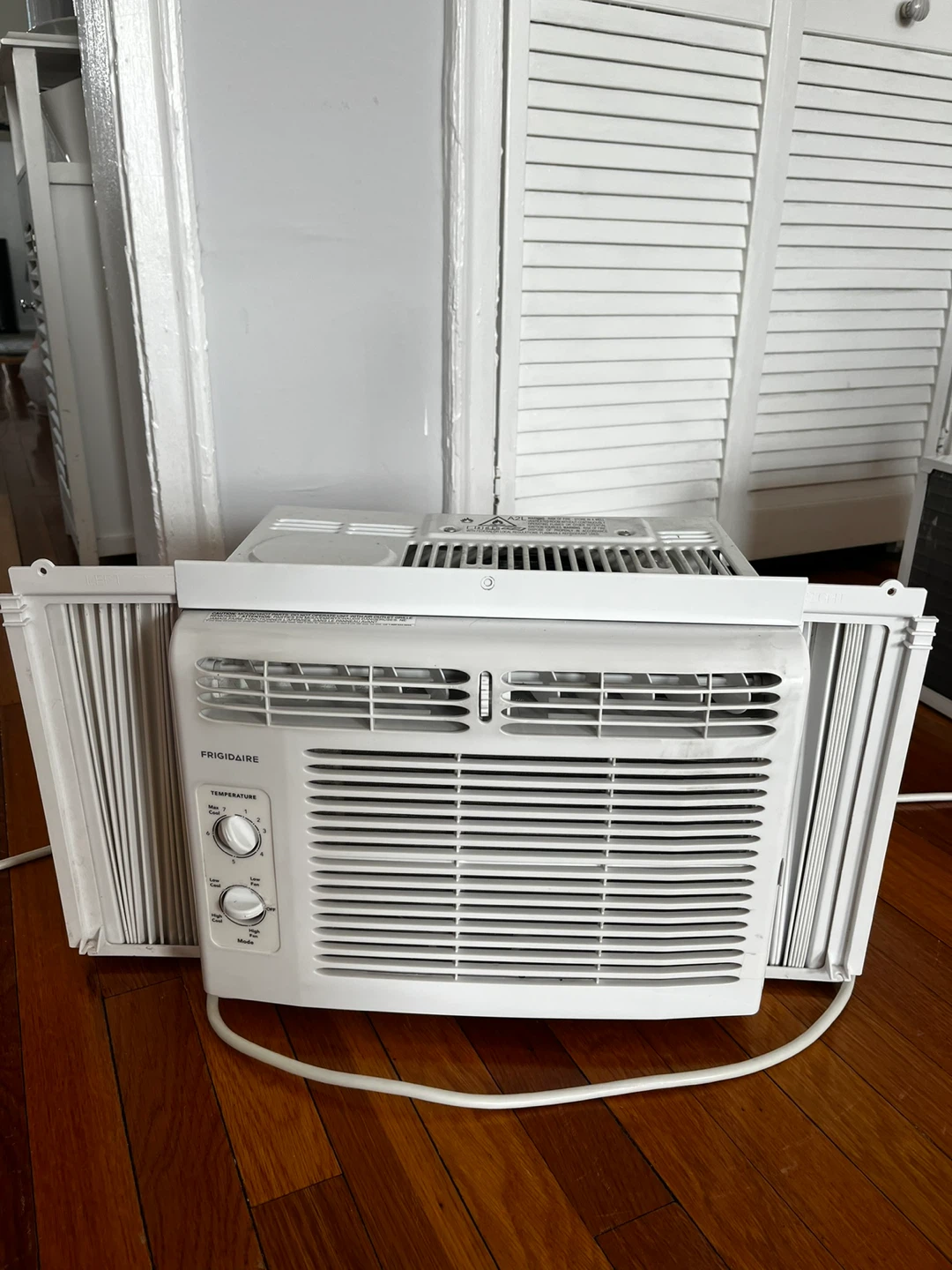 Frigidaire 5,000 BTU Window-Mounted Air Conditioner (2/2)