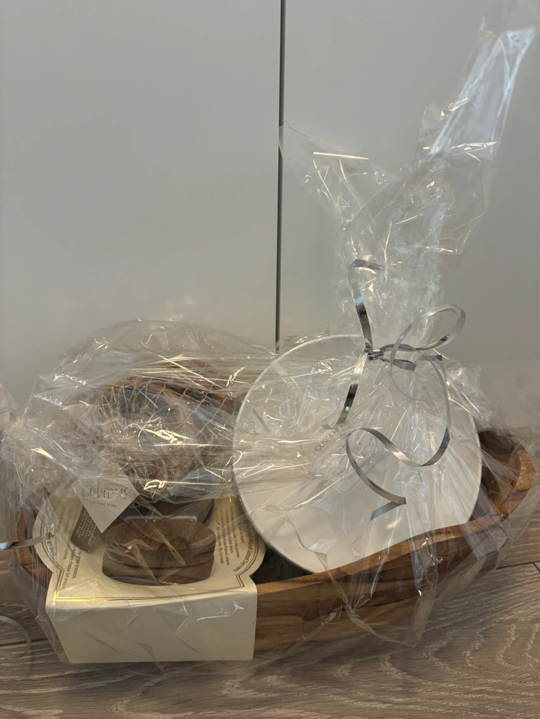 Kitchen gift basket - plates and wooden salad set