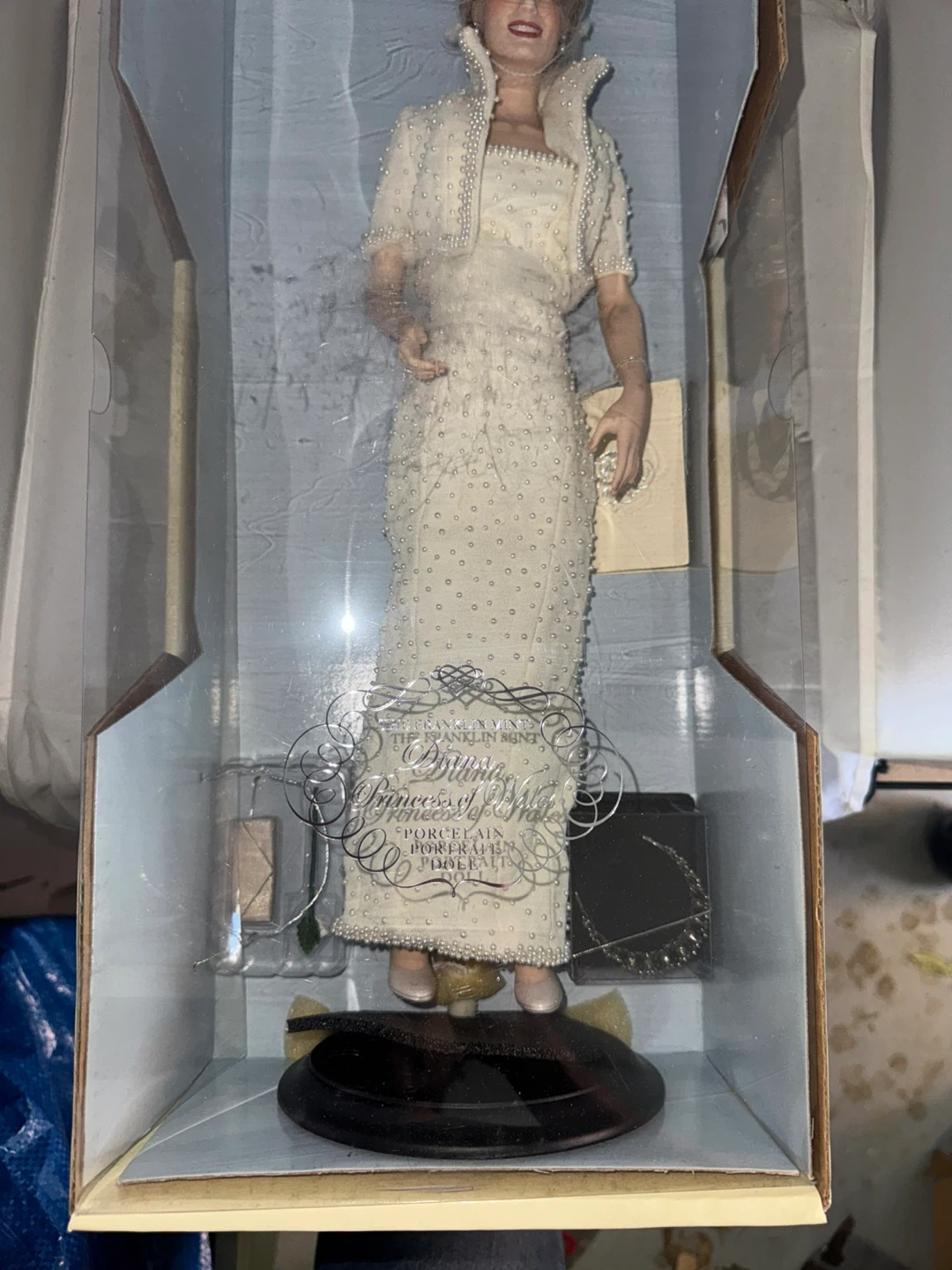 Franklin Mint Diana, Princess of Wales Porcelain Portrait Doll - photo 2
