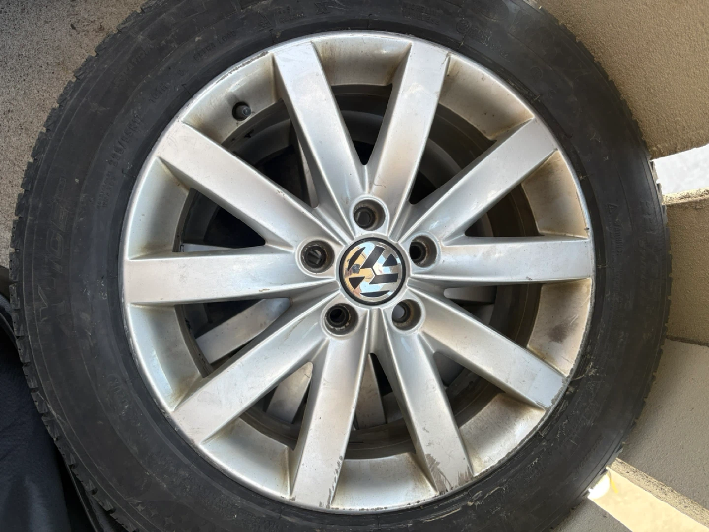 Volkswagen Alloy Wheel with Tire