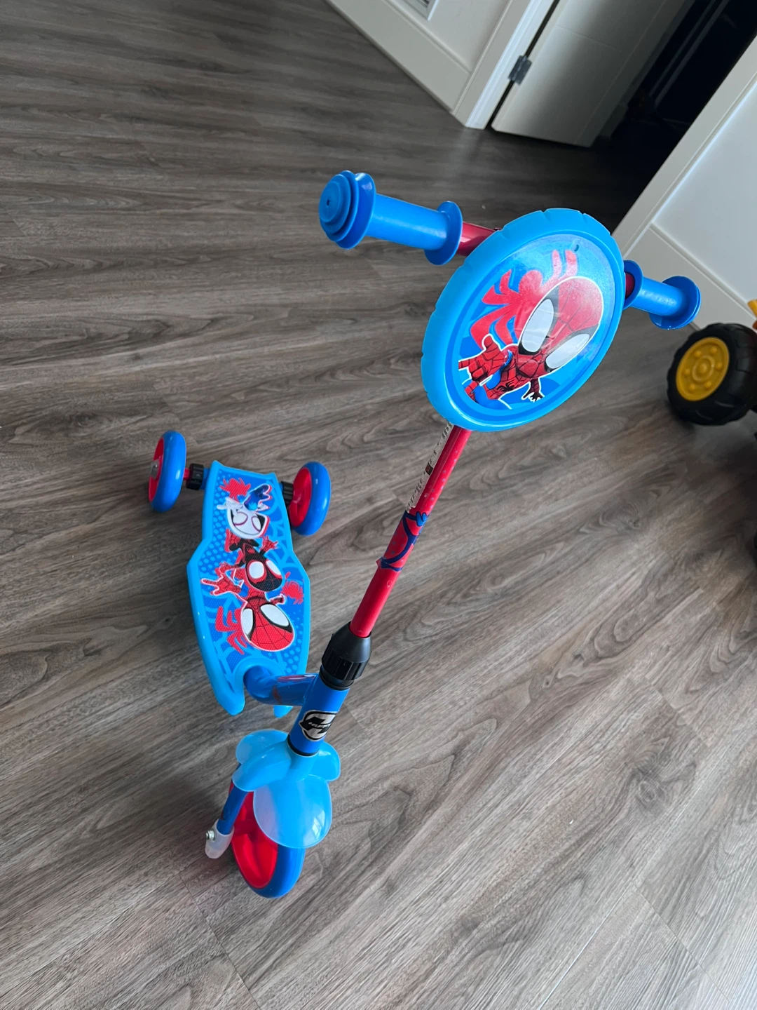 Spider-Man 3-Wheel Kids Scooter - photo 3