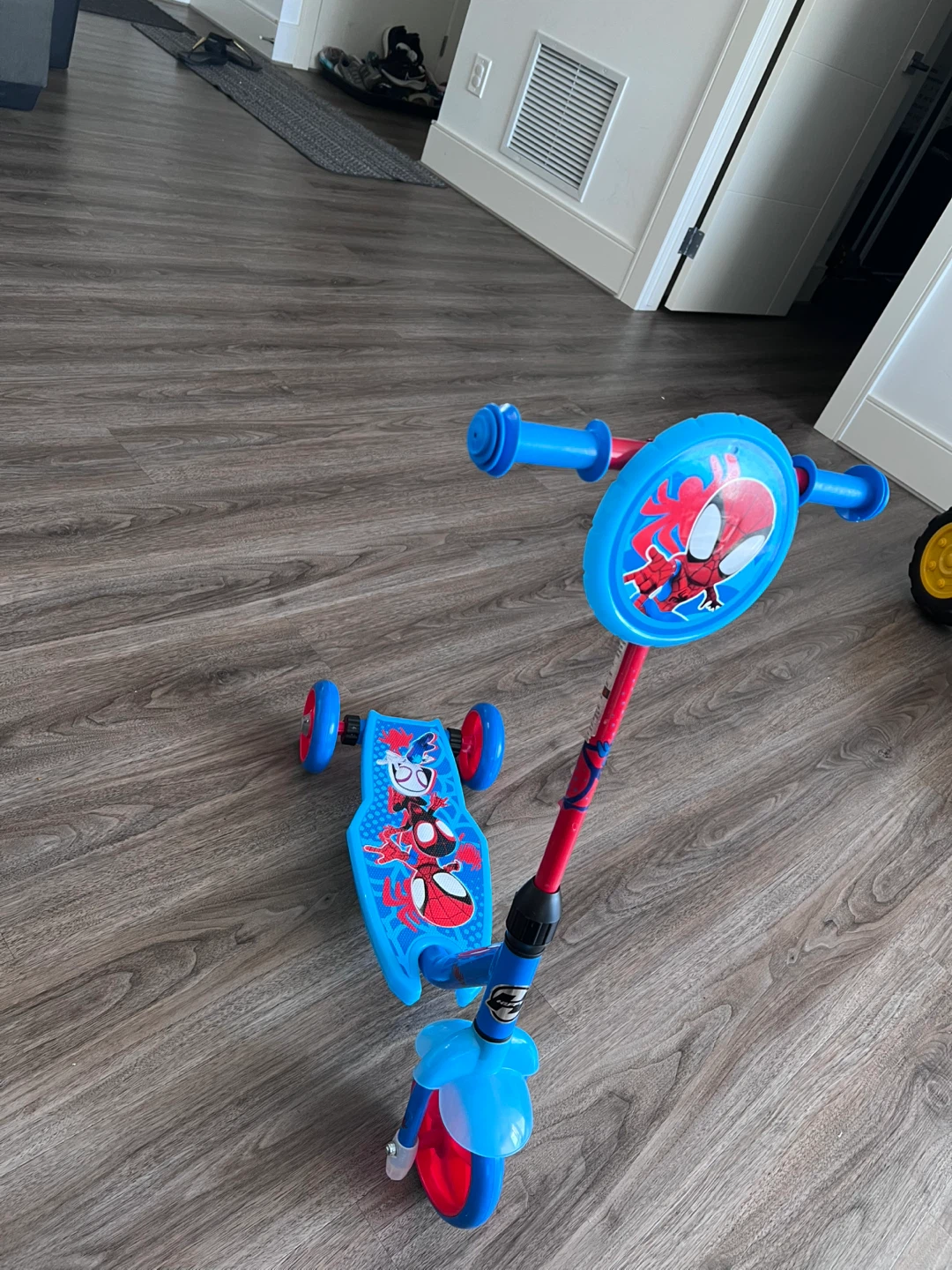 Spider-Man 3-Wheel Kids Scooter - photo 2