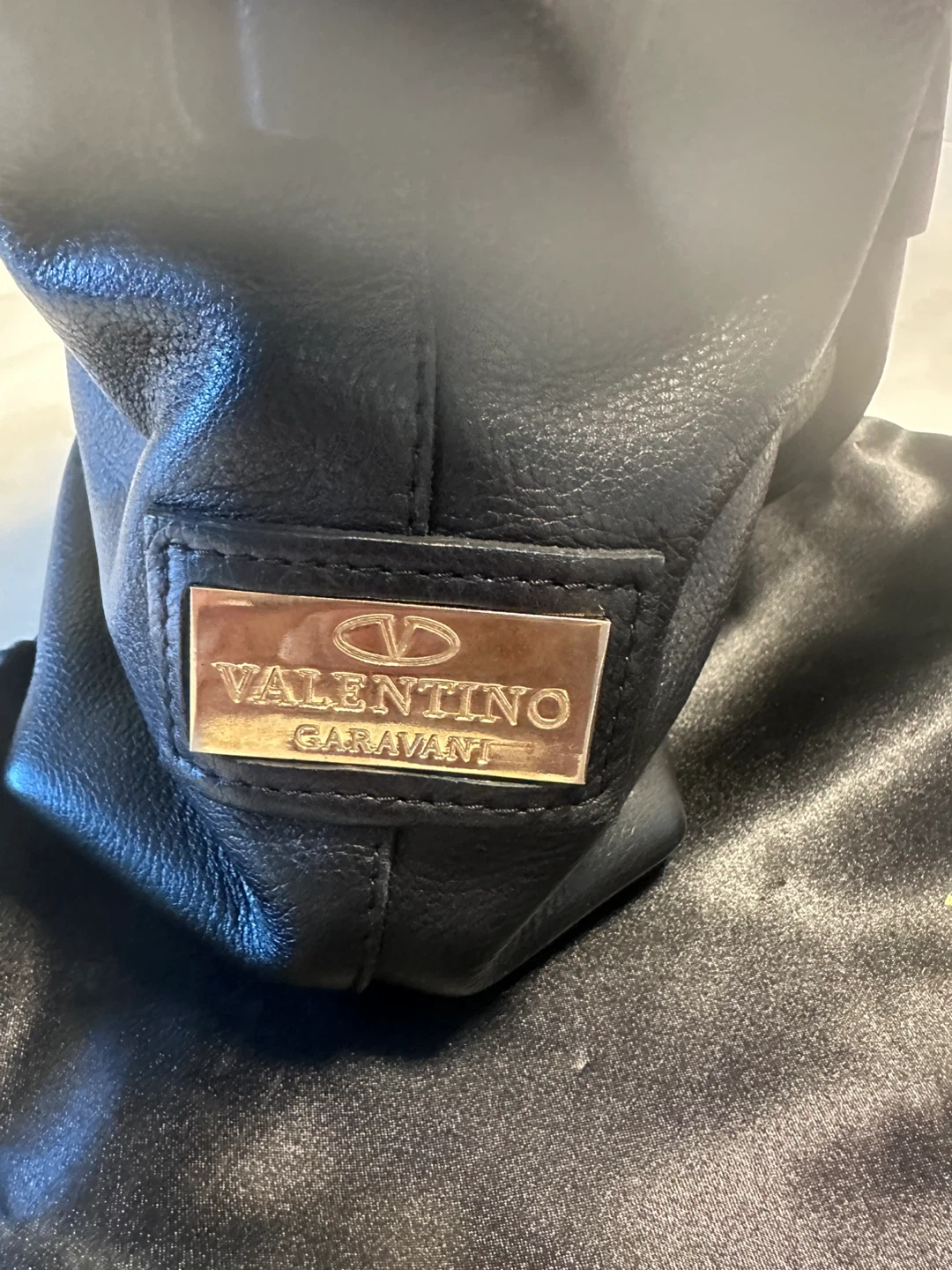 Valentino Garavani Black Leather Bucket Bag - photo 5