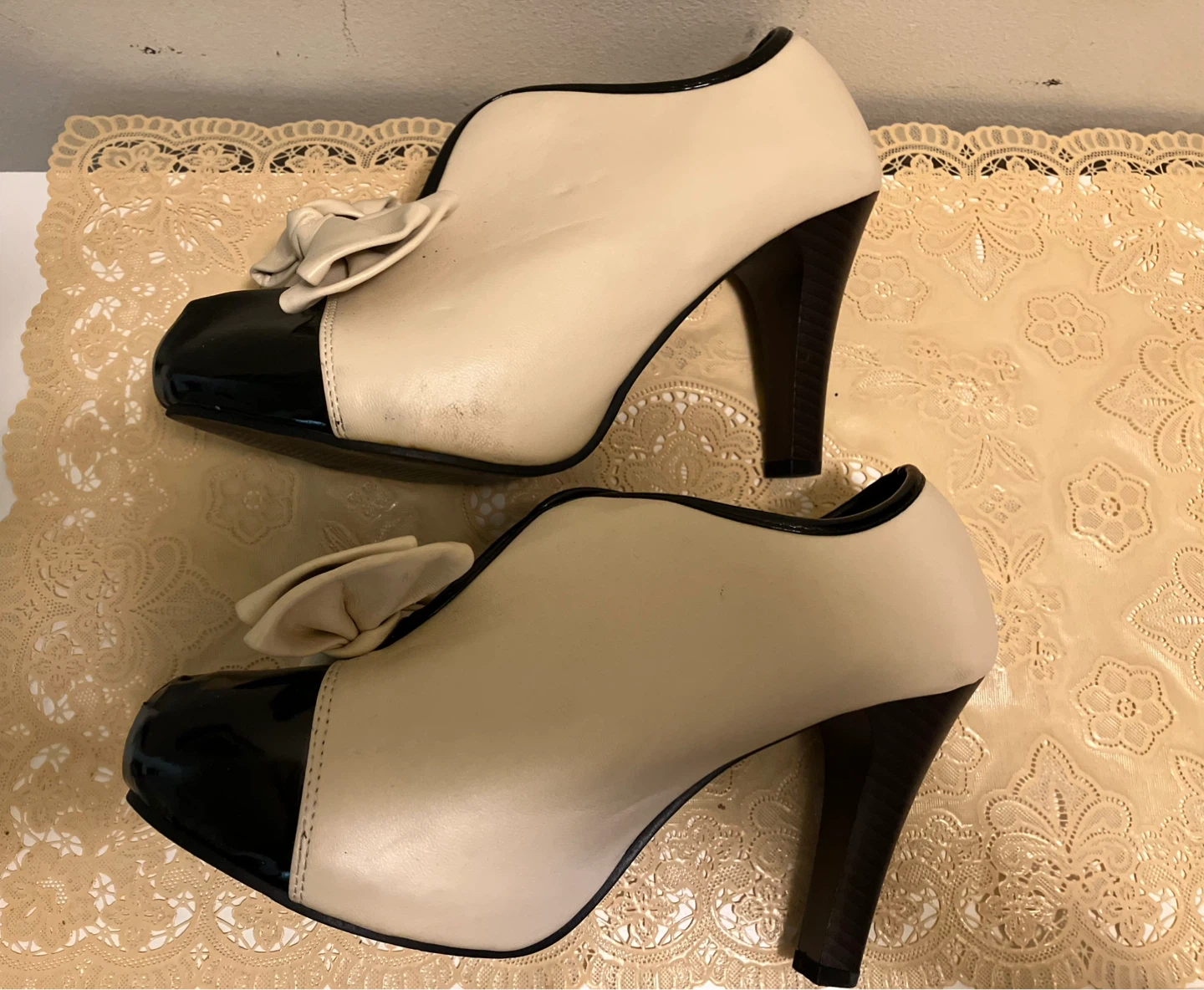 Cream and Black Cap Toe Bow Heels - photo 3