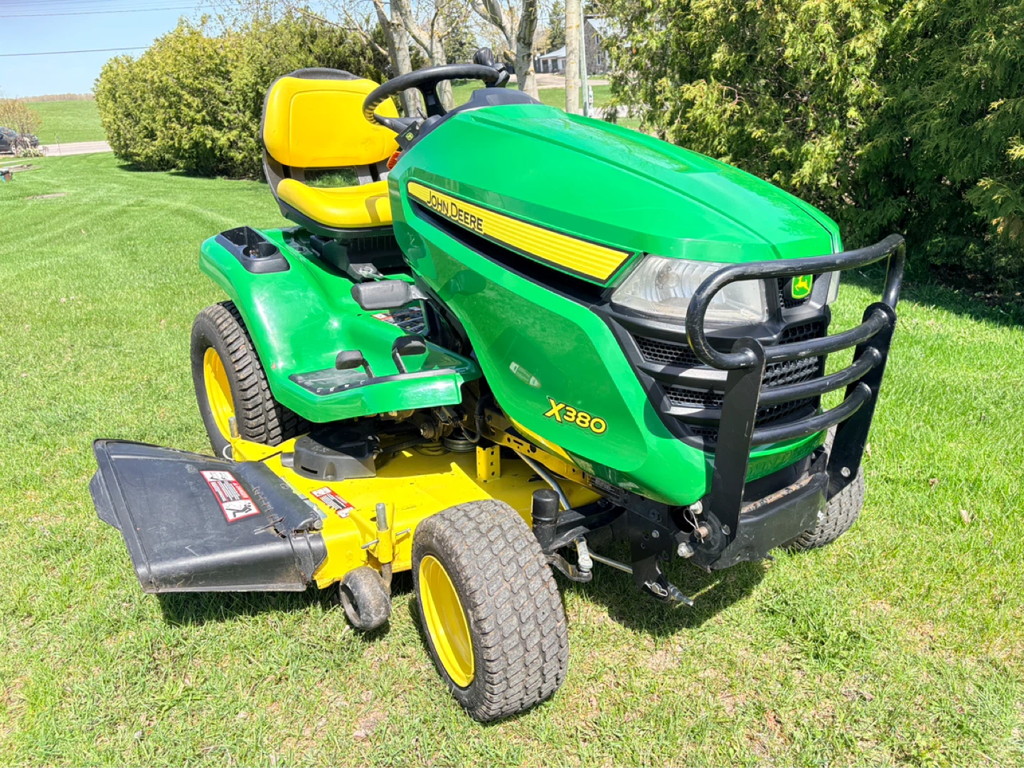 John Deere X380 Lawn Tractor