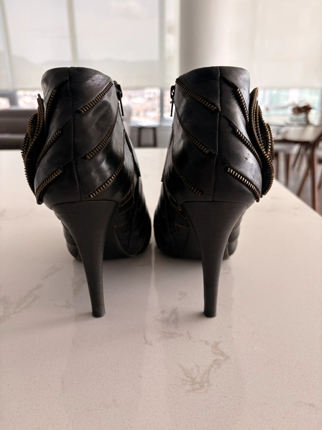BCBG Genuine Leather Ankle Boots with Zipper Detail Sz9 - photo 3