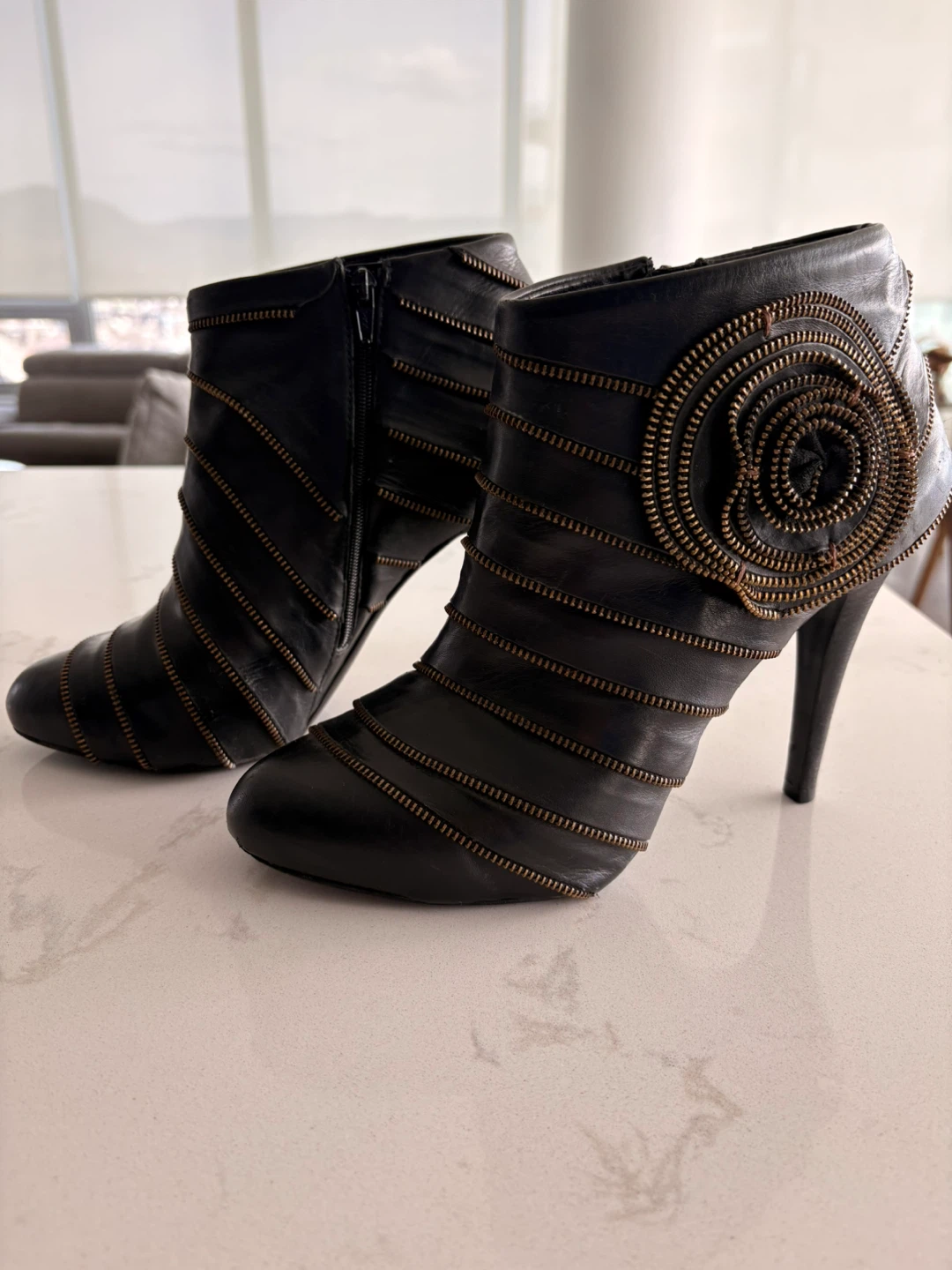 BCBG Genuine Leather Ankle Boots with Zipper Detail Sz9 - photo 4