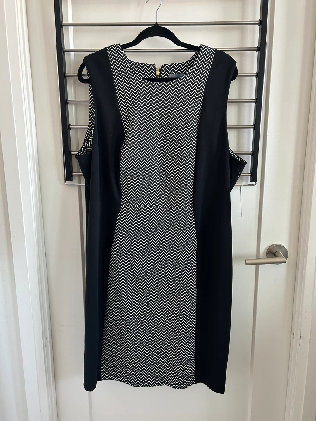 Women's Black & White Sleeveless Sheath Dress