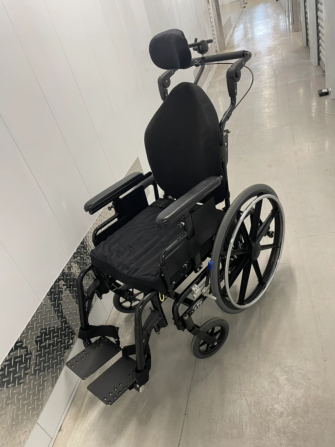 Black wheelchair with headrest - photo 3
