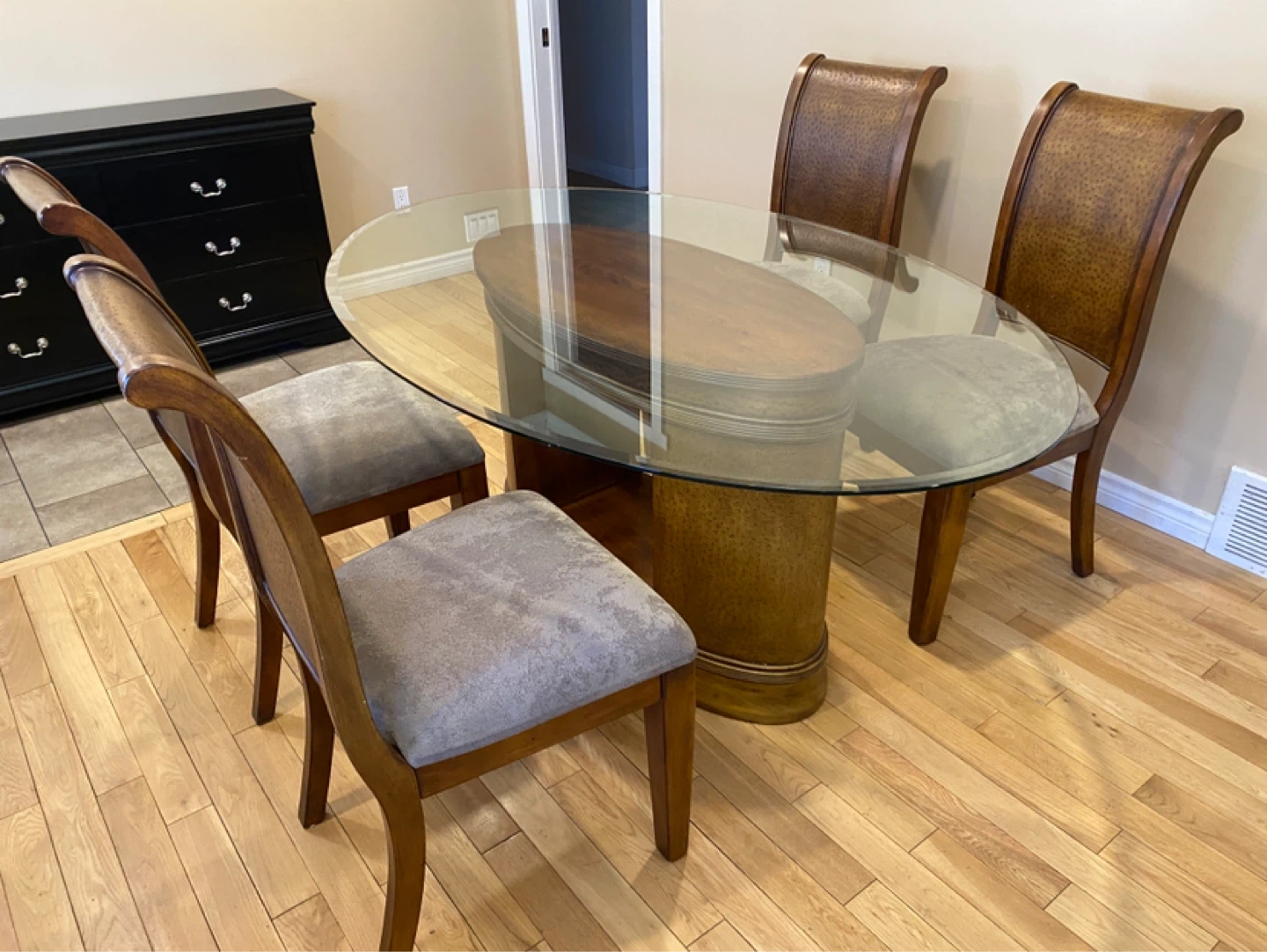 Ashley Furniture Glass Top Dining Table Set (CAN DELIVER)