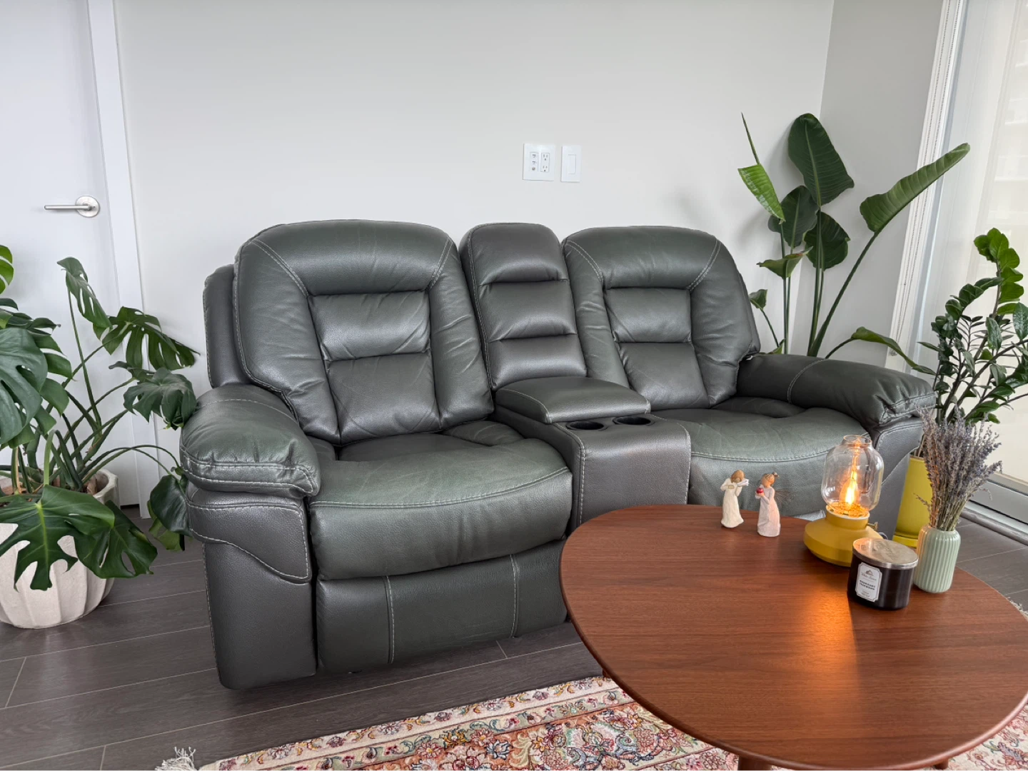 Manual reclining loveseat, Non-Smoking & Pet-Free Home