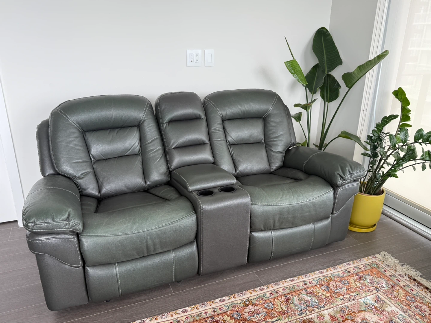 Manual reclining loveseat, Non-Smoking & Pet-Free Home - photo 3
