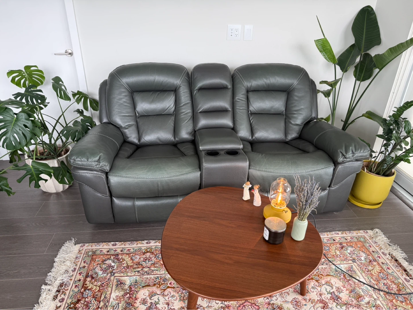 Manual reclining loveseat, Non-Smoking & Pet-Free Home - photo 4