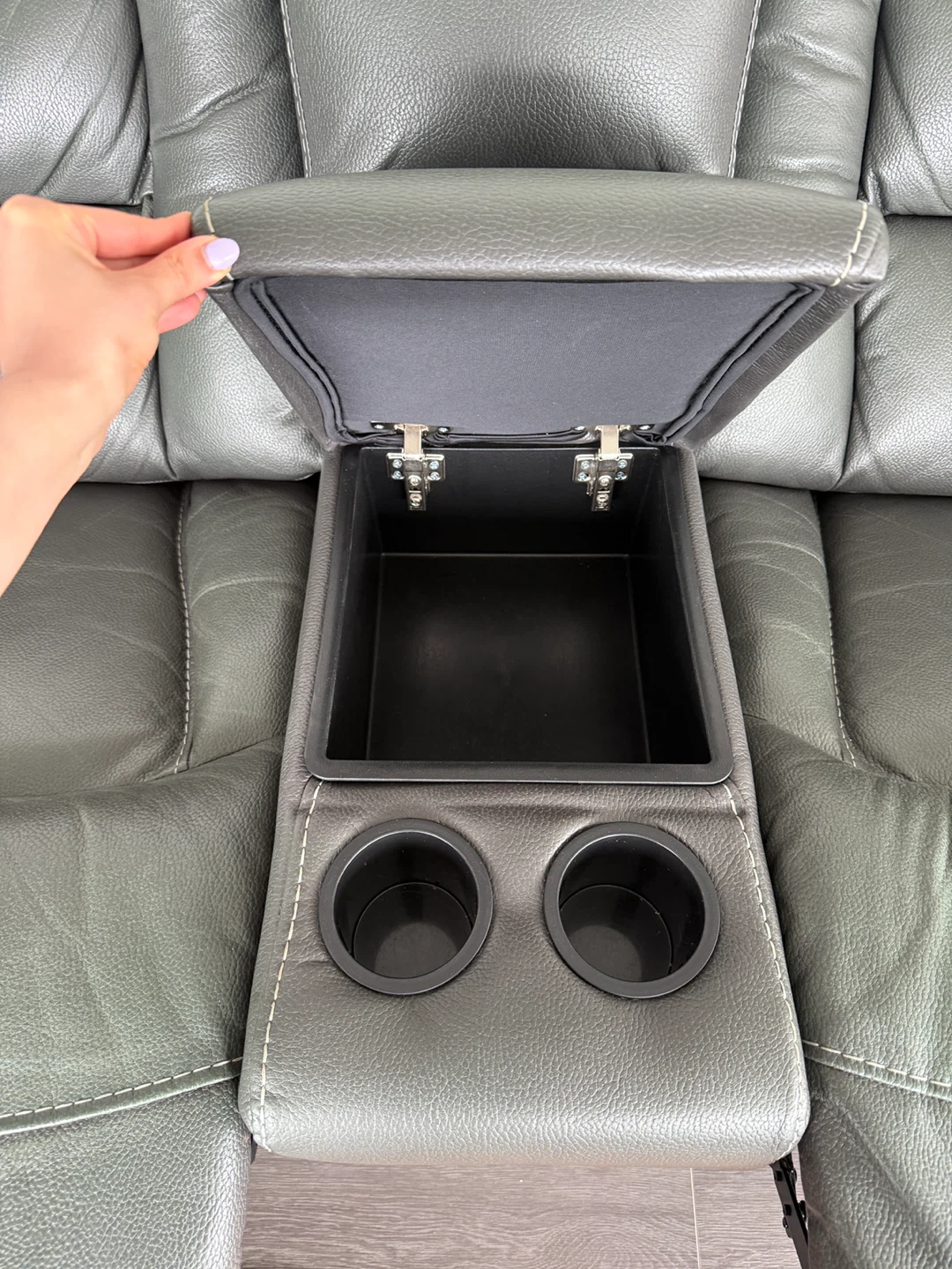 Manual reclining loveseat, Non-Smoking & Pet-Free Home - photo 5