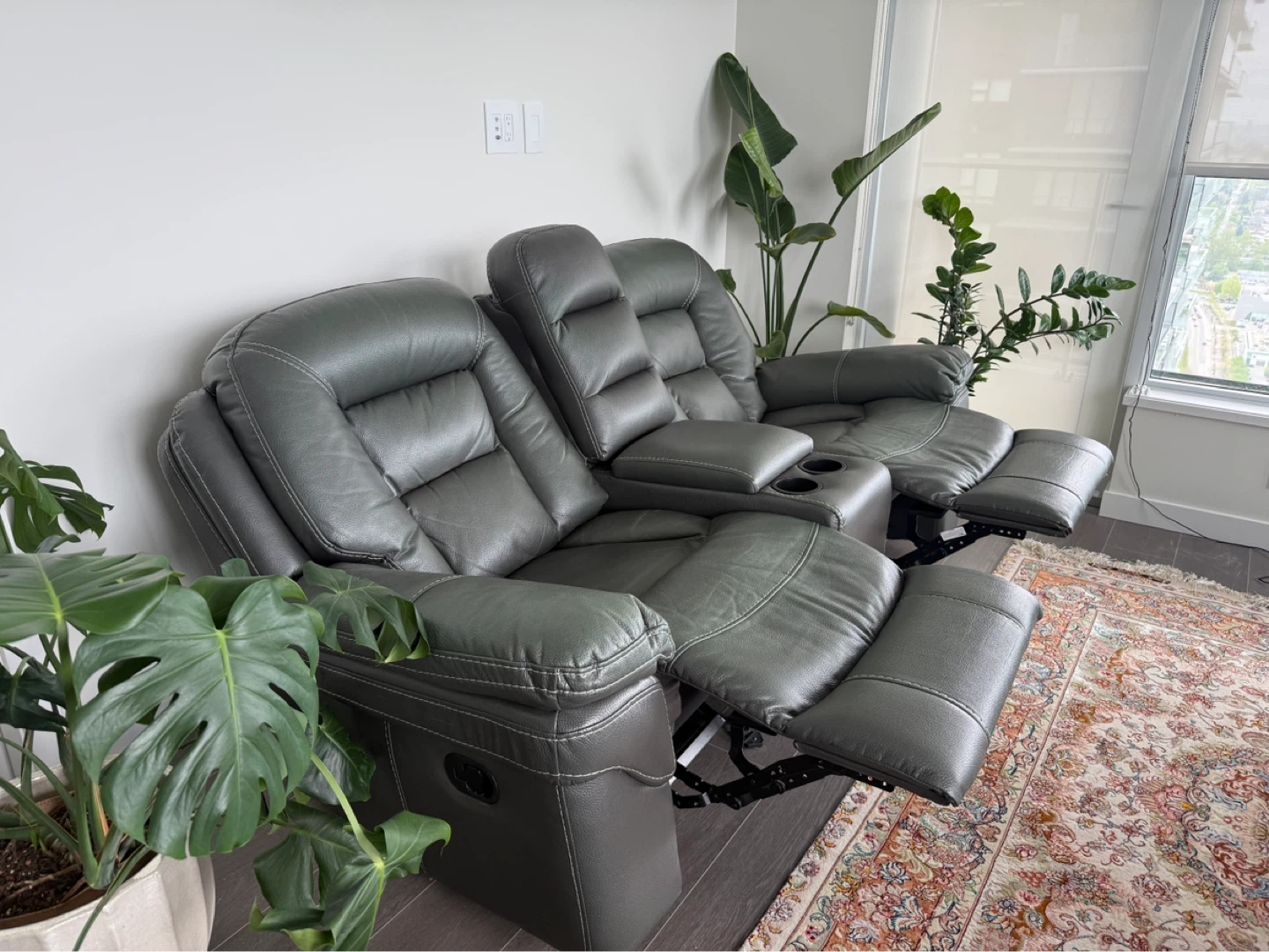 Manual reclining loveseat, Non-Smoking & Pet-Free Home - photo 2