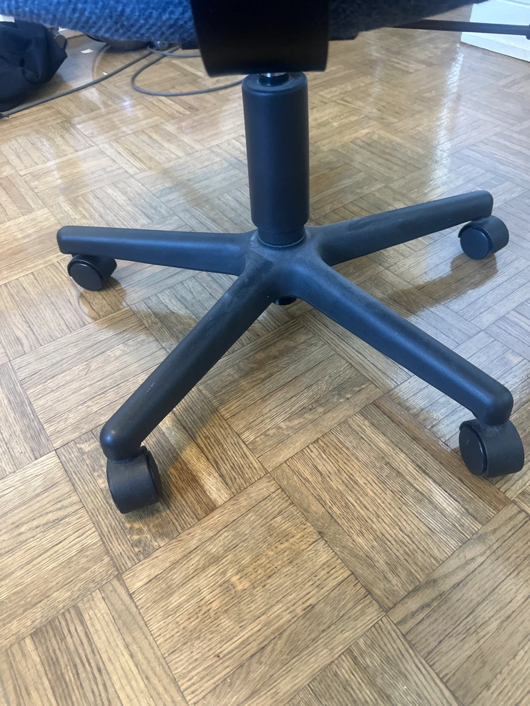 Grey office chair with wheels - photo 3