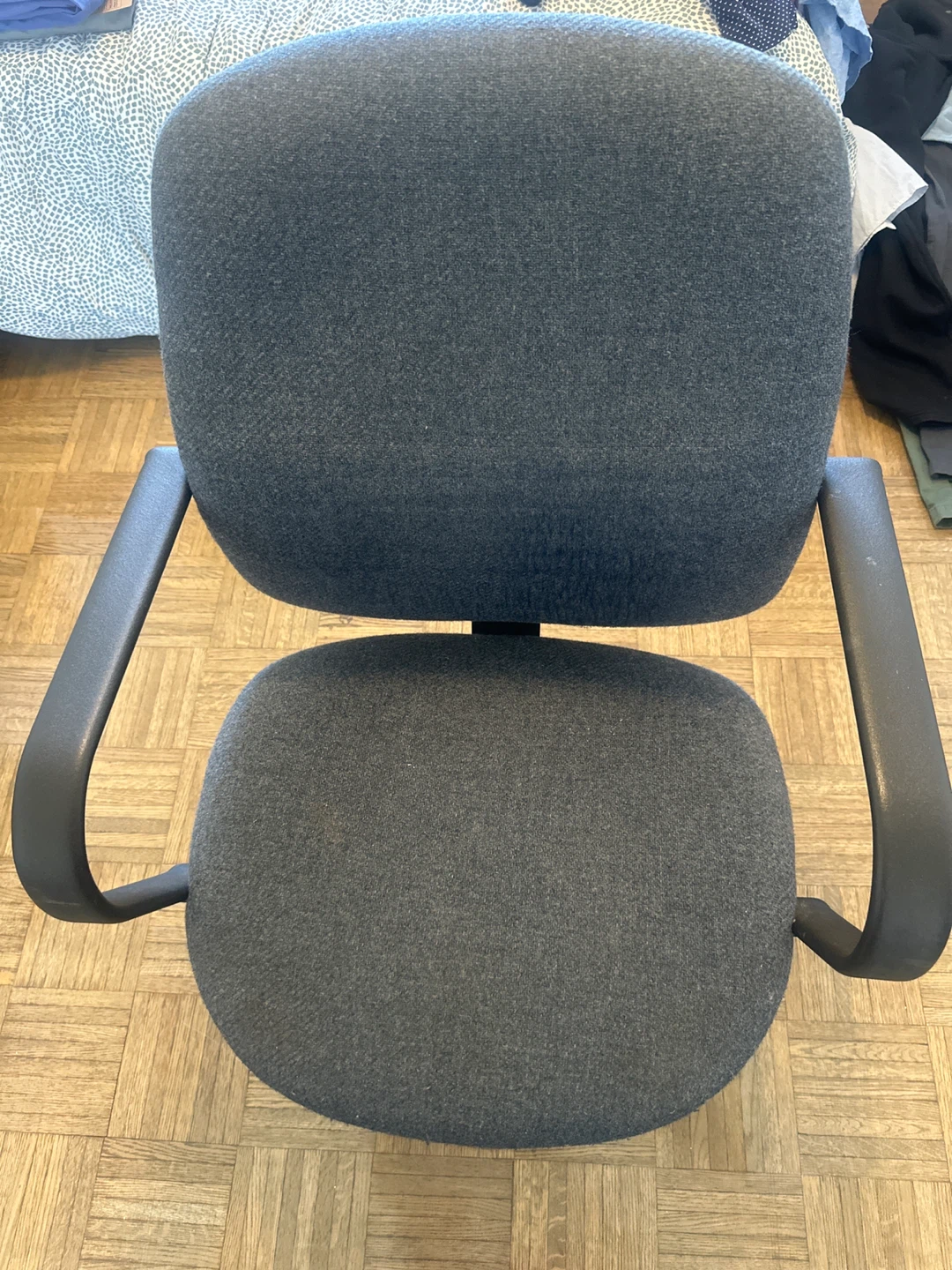 Grey office chair with wheels - photo 2