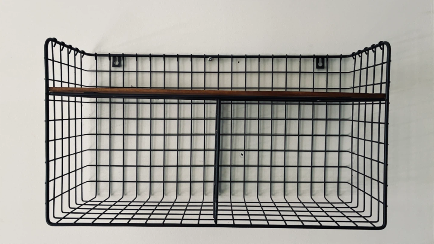 Wall shelving unit