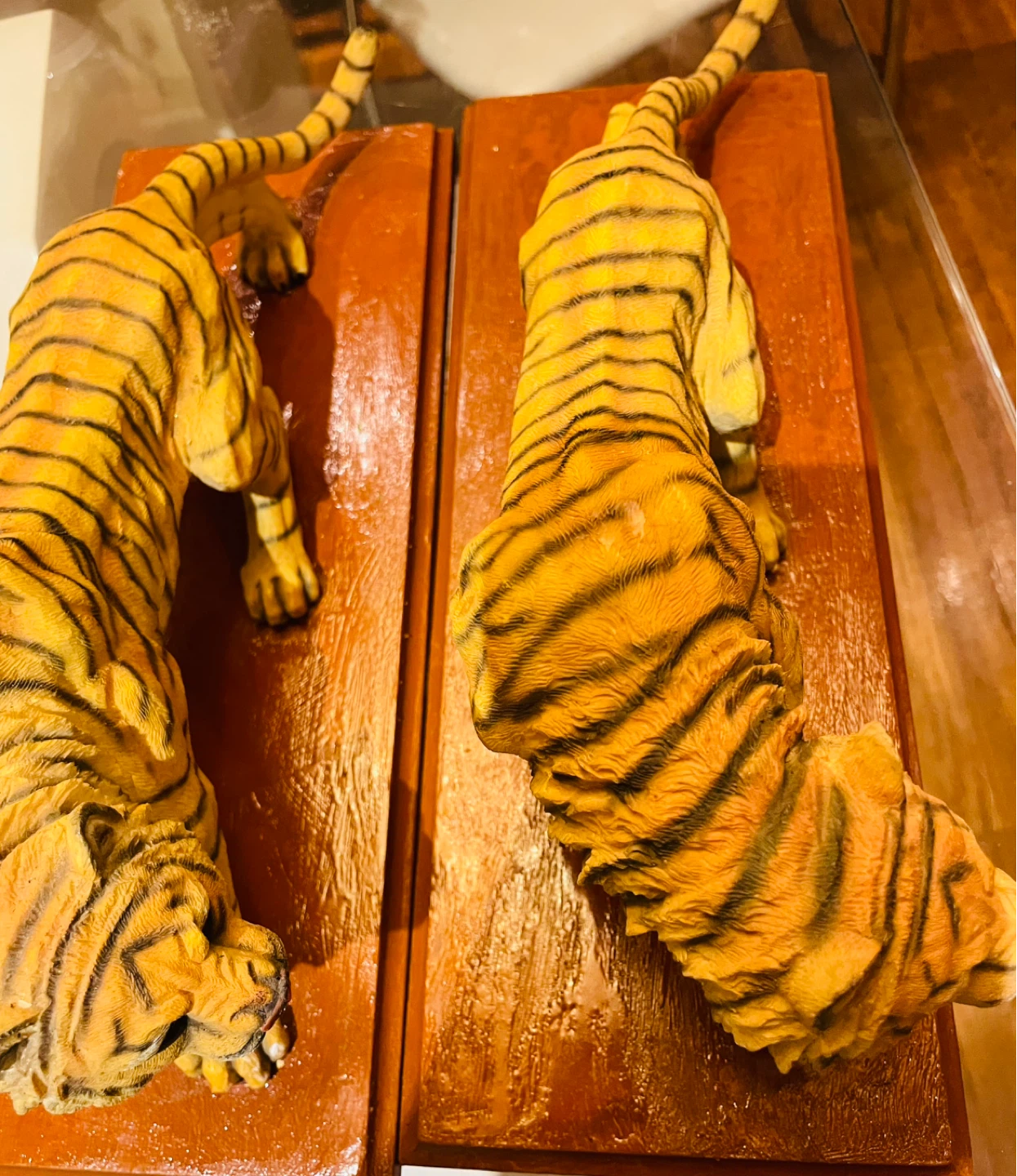 Set of 2 Tiger Figurines on Wooden Bases - photo 3