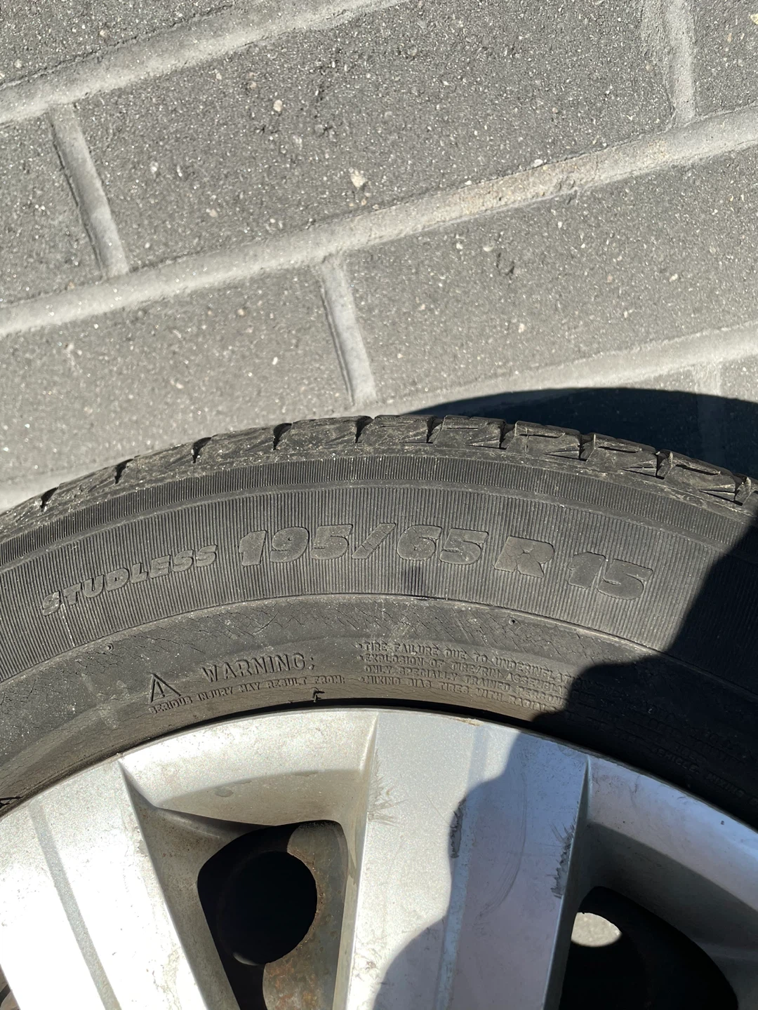 Pneu 195/65 R15 avec enjoliveur Volkswagen - photo 3