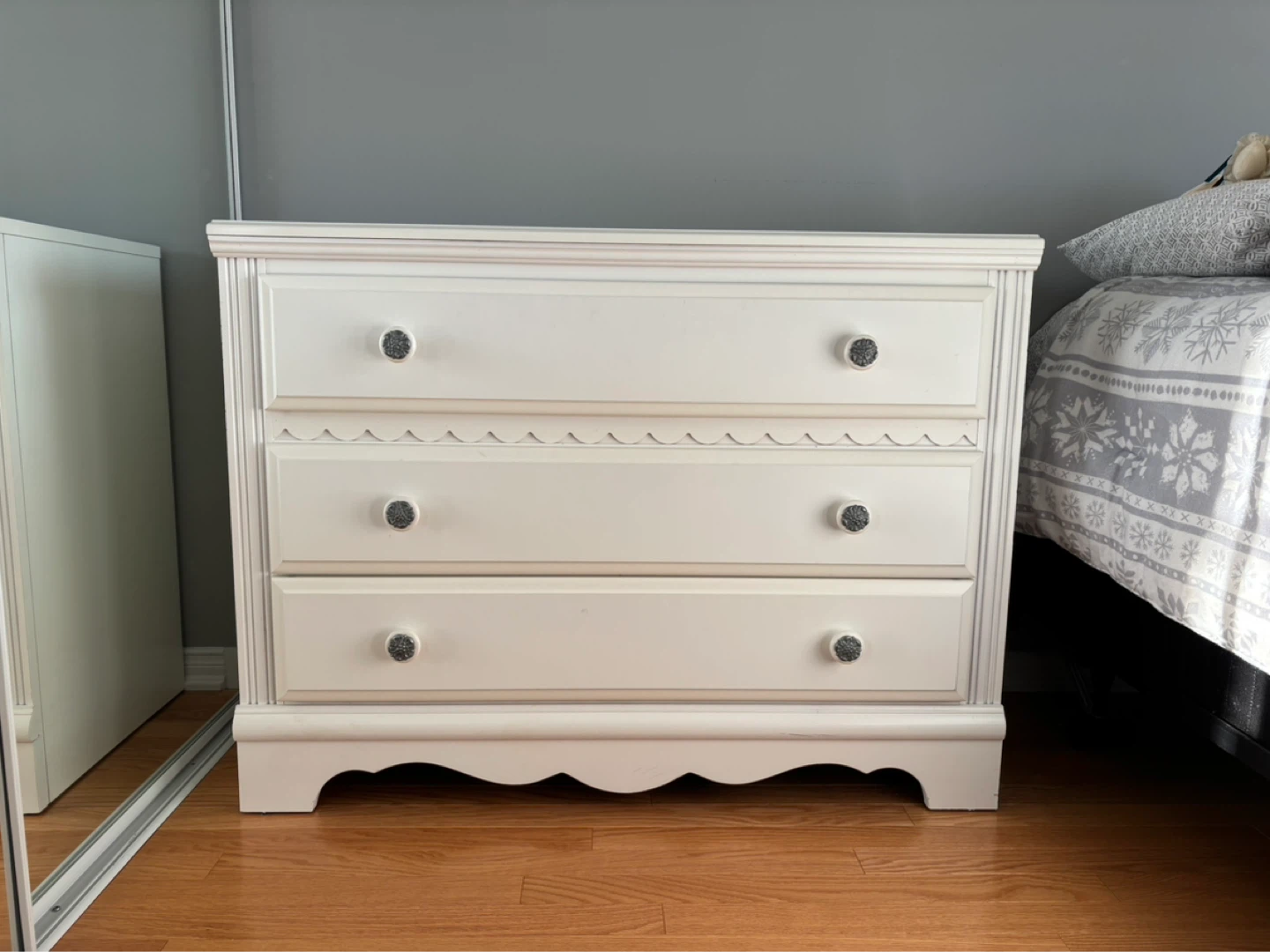 Set of 2 white solid wood dressers