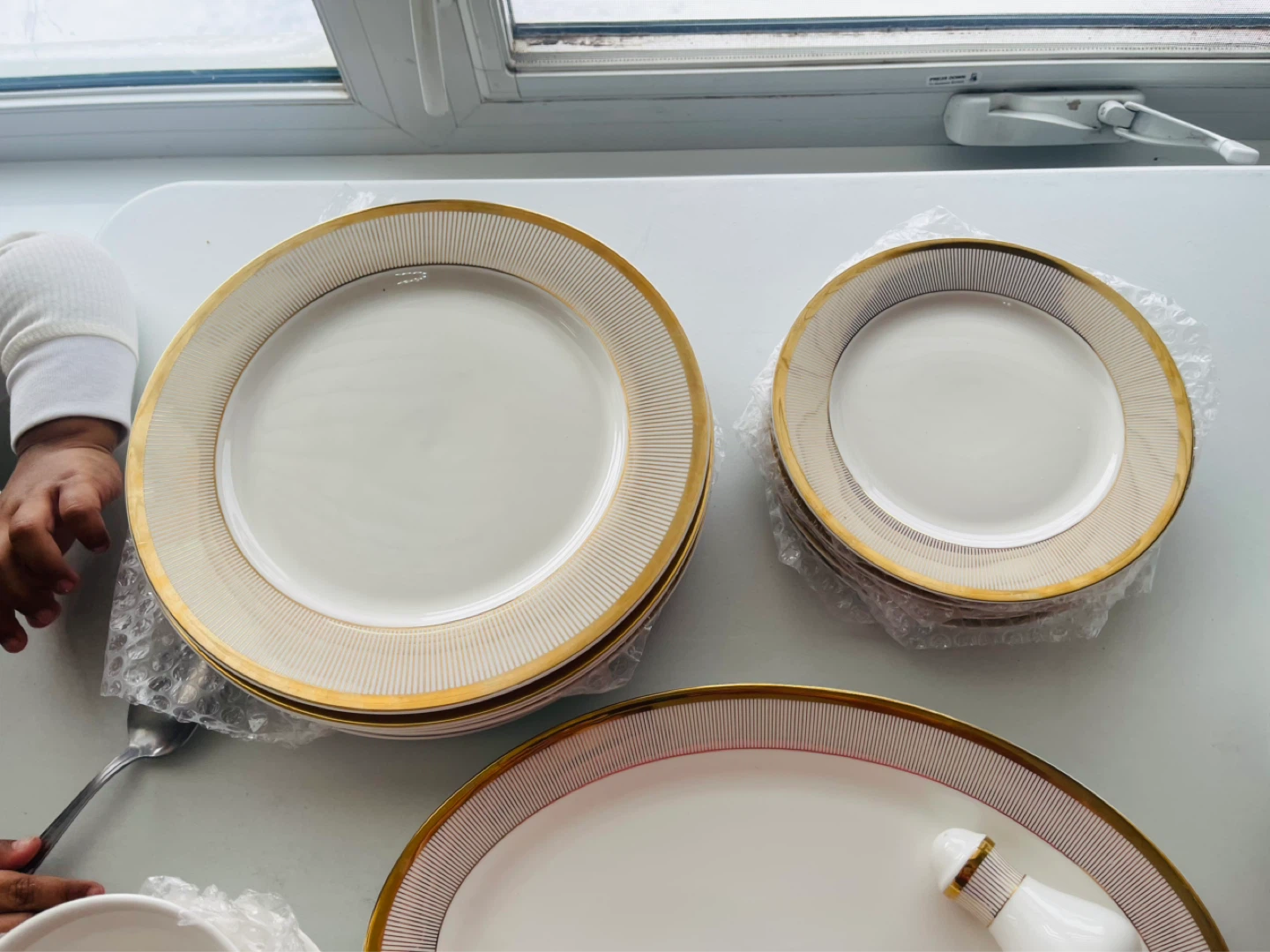 White and Gold Dinnerware Set - photo 5
