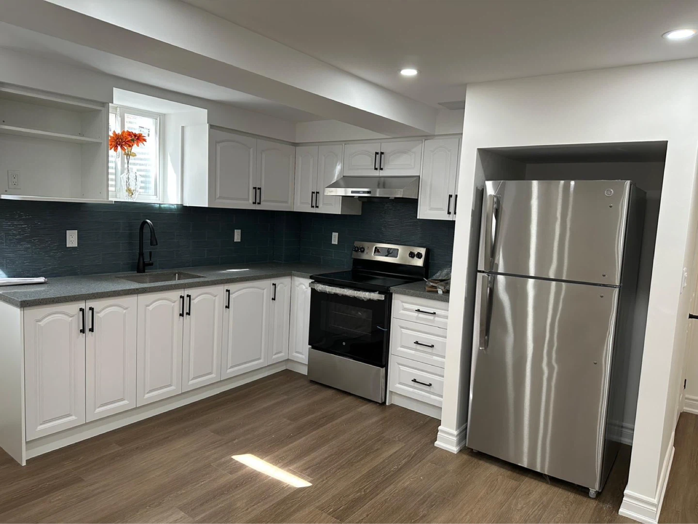 Legal basement rent 2 bed 1 washroom with separate entrance - photo 5