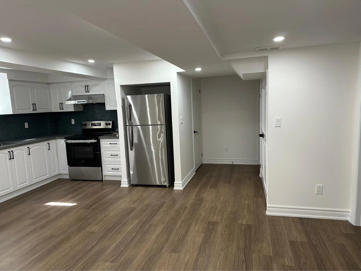 Legal basement rent 2 bed 1 washroom with separate entrance - photo 2