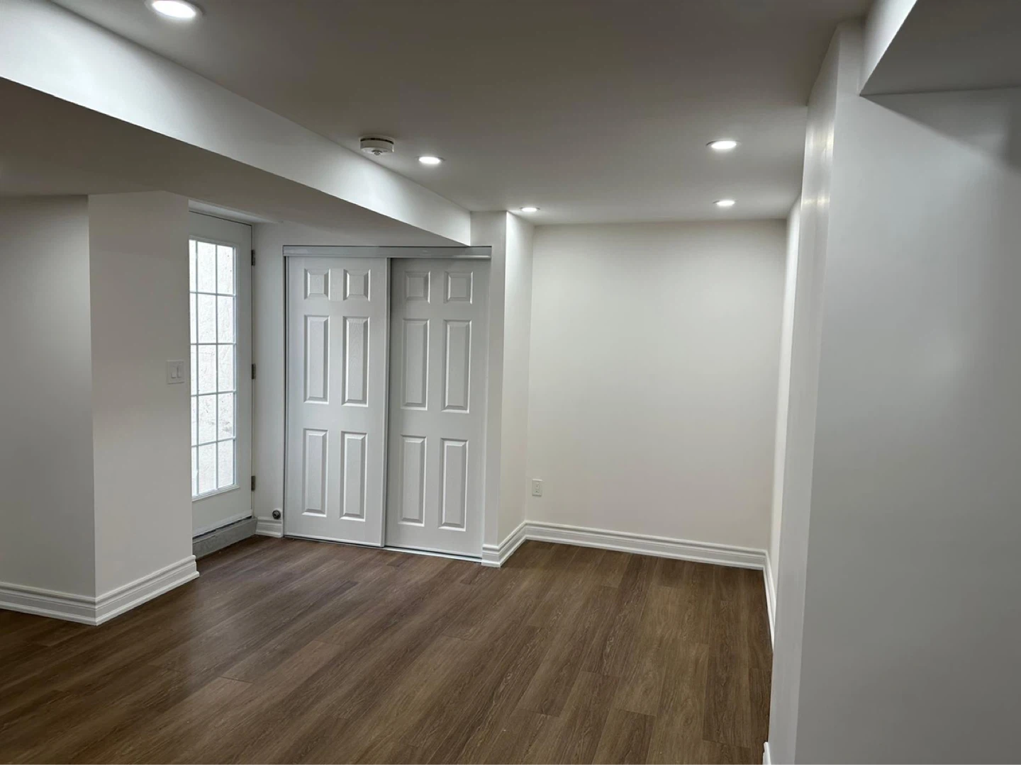 Legal basement rent 2 bed 1 washroom with separate entrance - photo 4