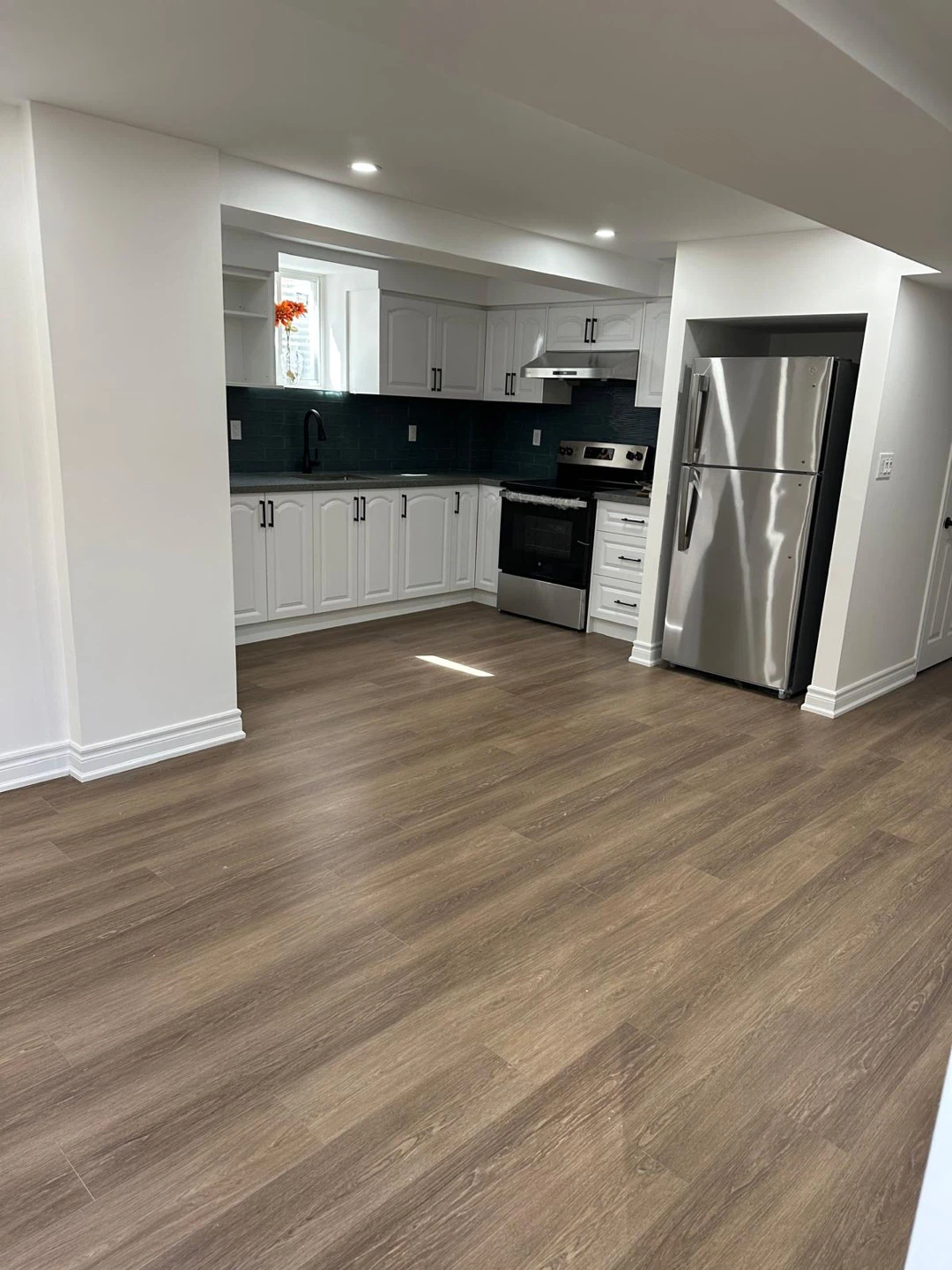 Legal basement rent 2 bed 1 washroom with separate entrance - photo 3