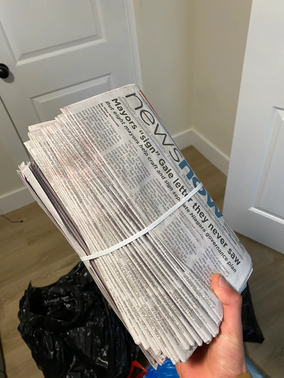 NEGATIVE PRICE - ABUNDANCE OF NEWSPAPER - photo 2