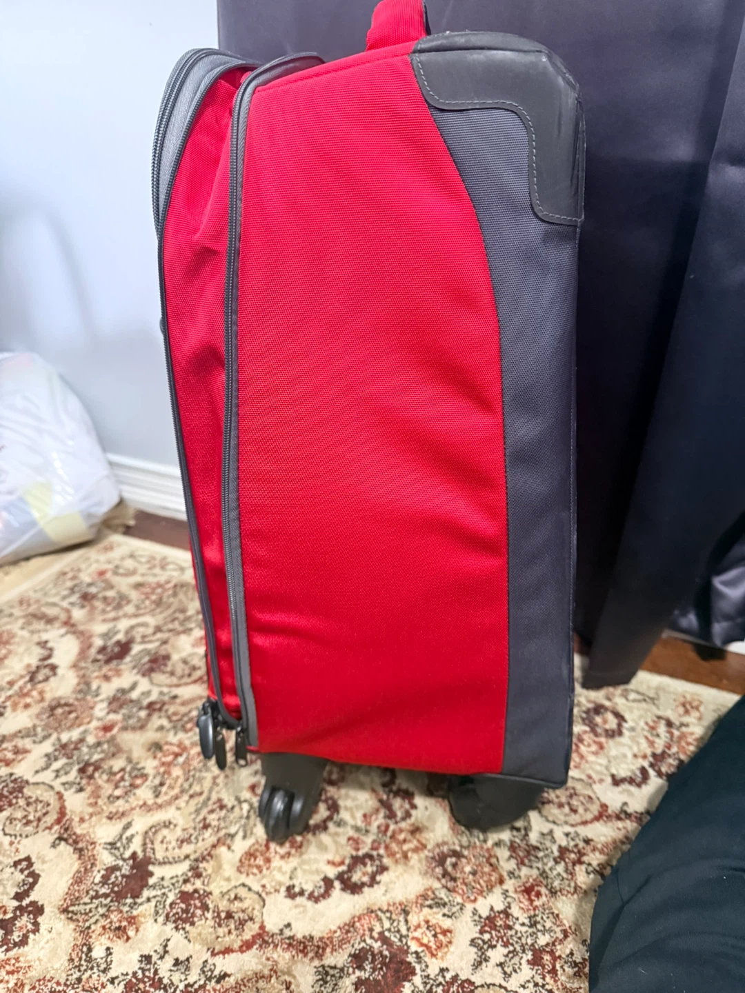 Eagle Creek Rolling Suitcase carry on size - photo 2