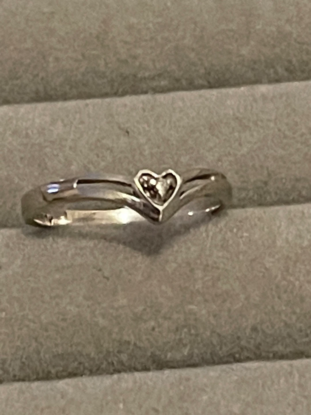 -RARE- VINTAGE 10KWG Diamond PRINCESS HEART promise ring size 5