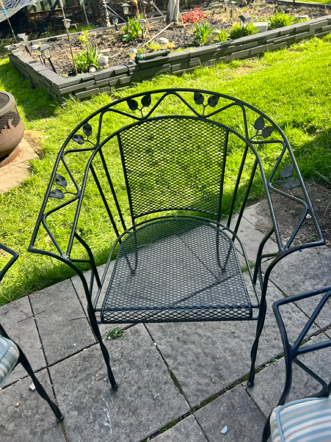 Set of 4 Metal Patio Chairs with Striped Cushions - photo 3