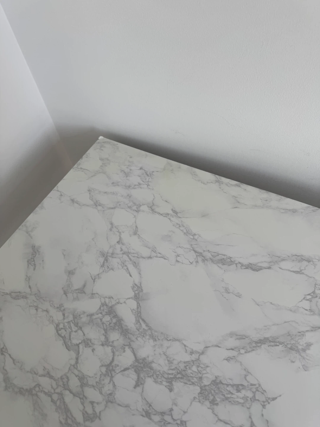 Marble effect desk with gold legs - photo 3