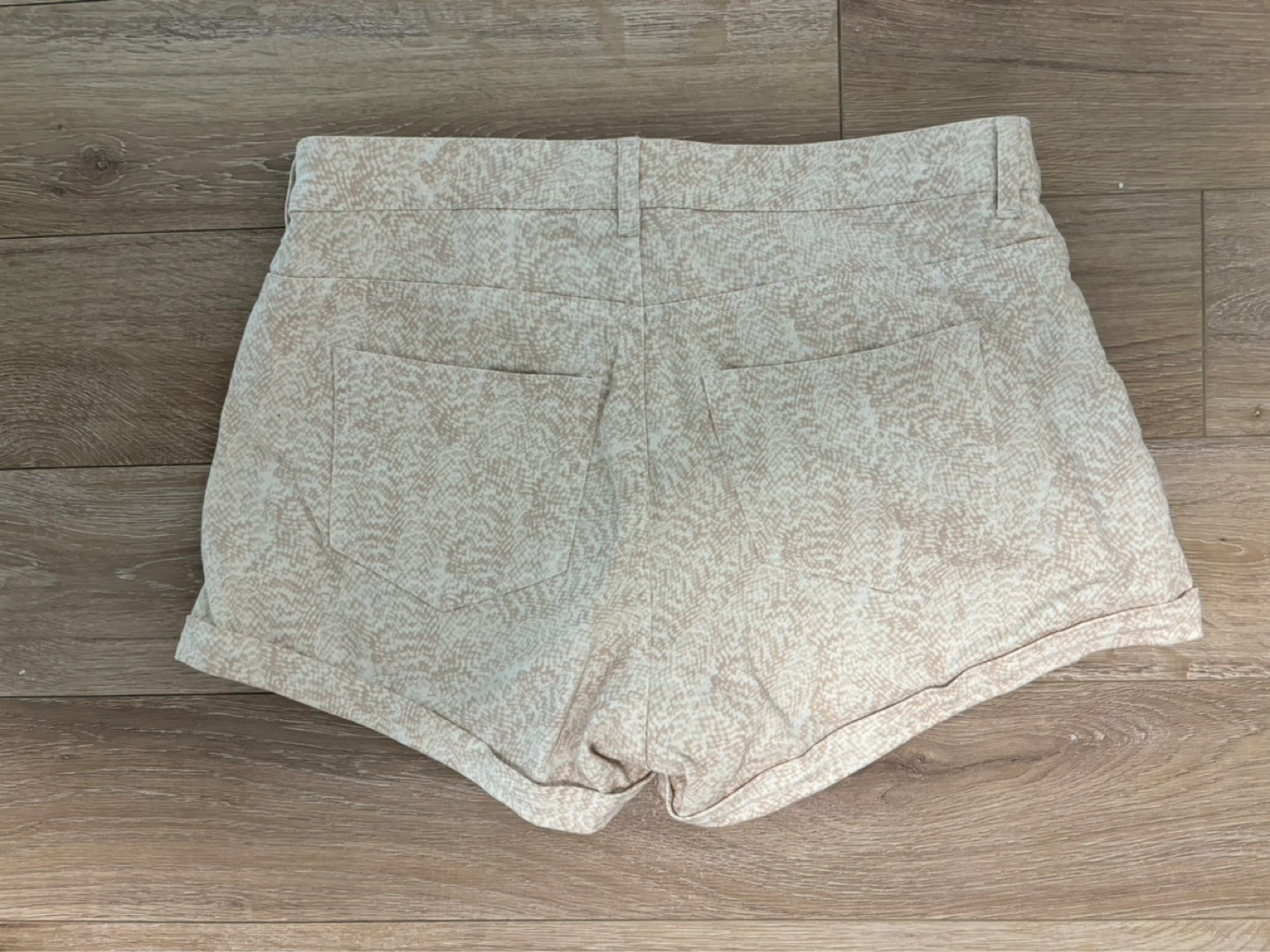 H&M Beige Snake Print Shorts Size US 8 - photo 3