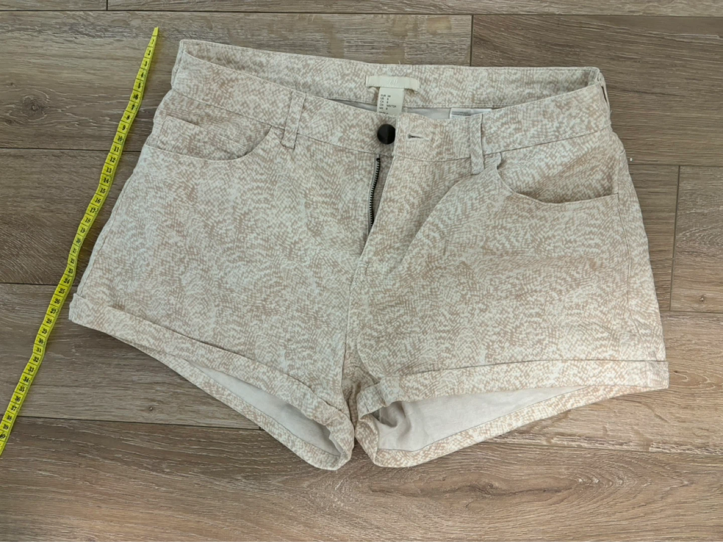 H&M Beige Snake Print Shorts Size US 8