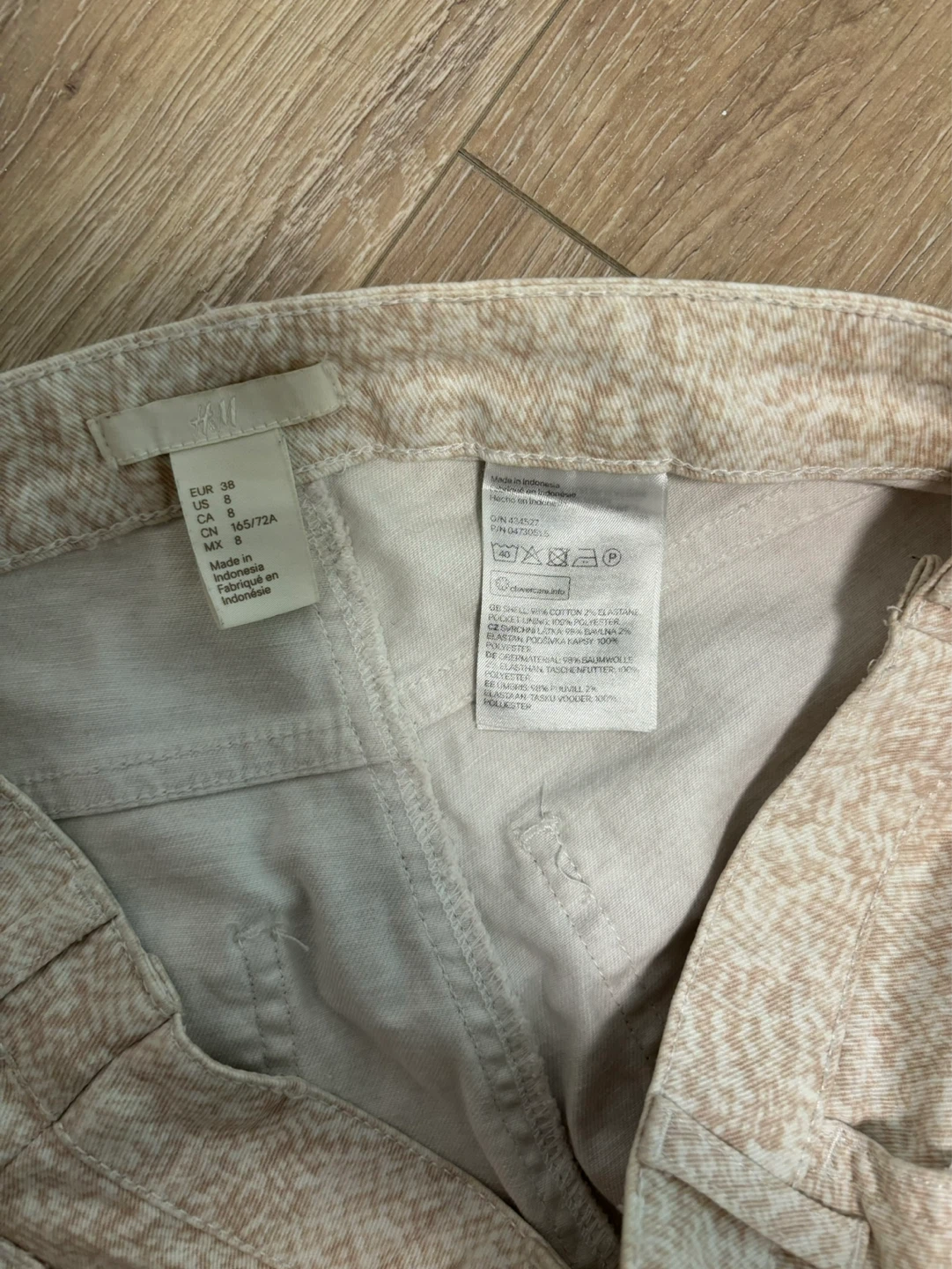H&M Beige Snake Print Shorts Size US 8 - photo 4