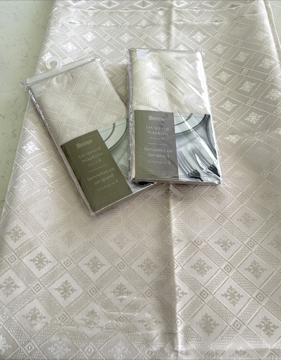 Boutique Jacquard Table Cloth & 8 Napkins