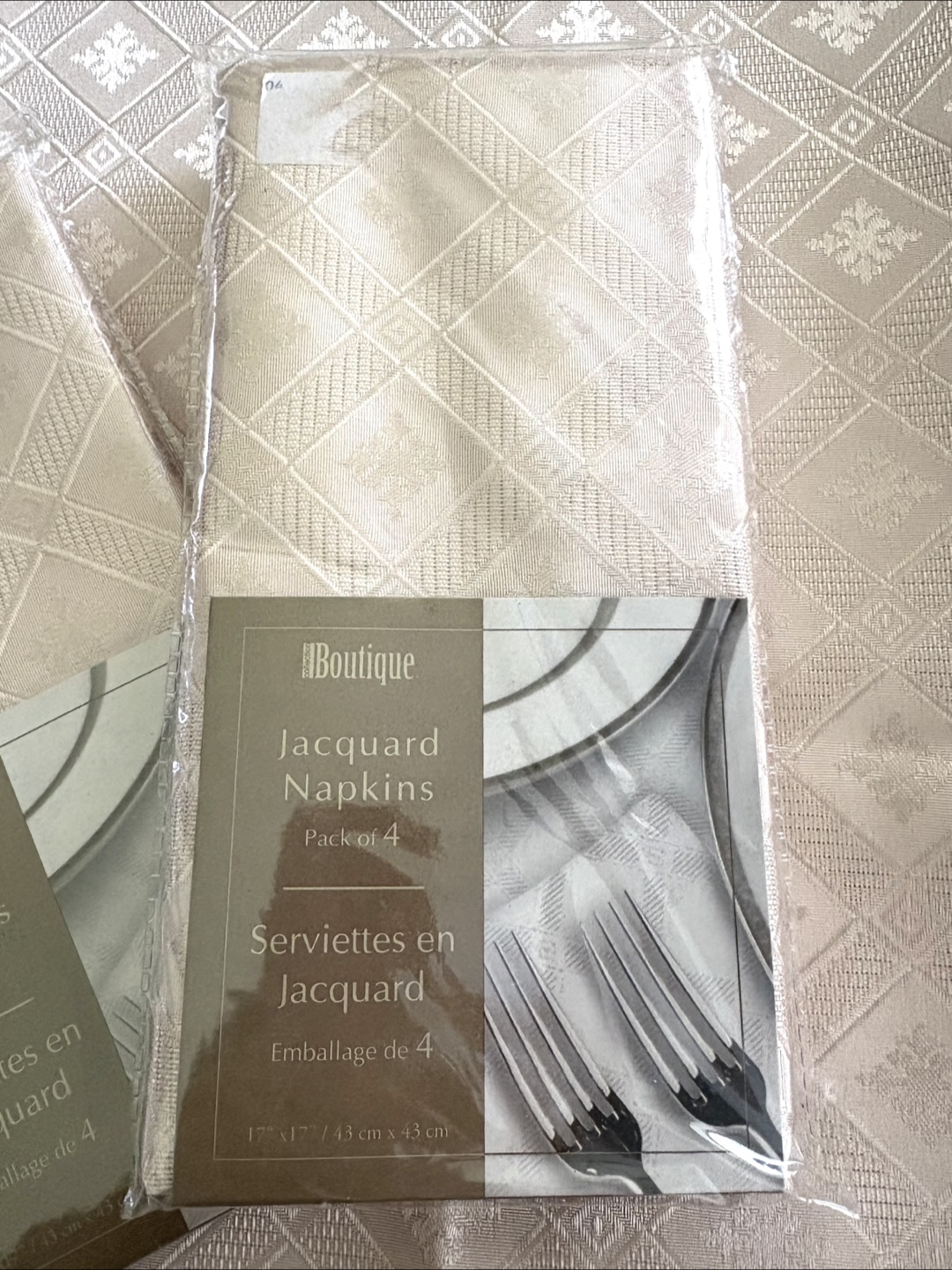 Boutique Jacquard Table Cloth & 8 Napkins - photo 3