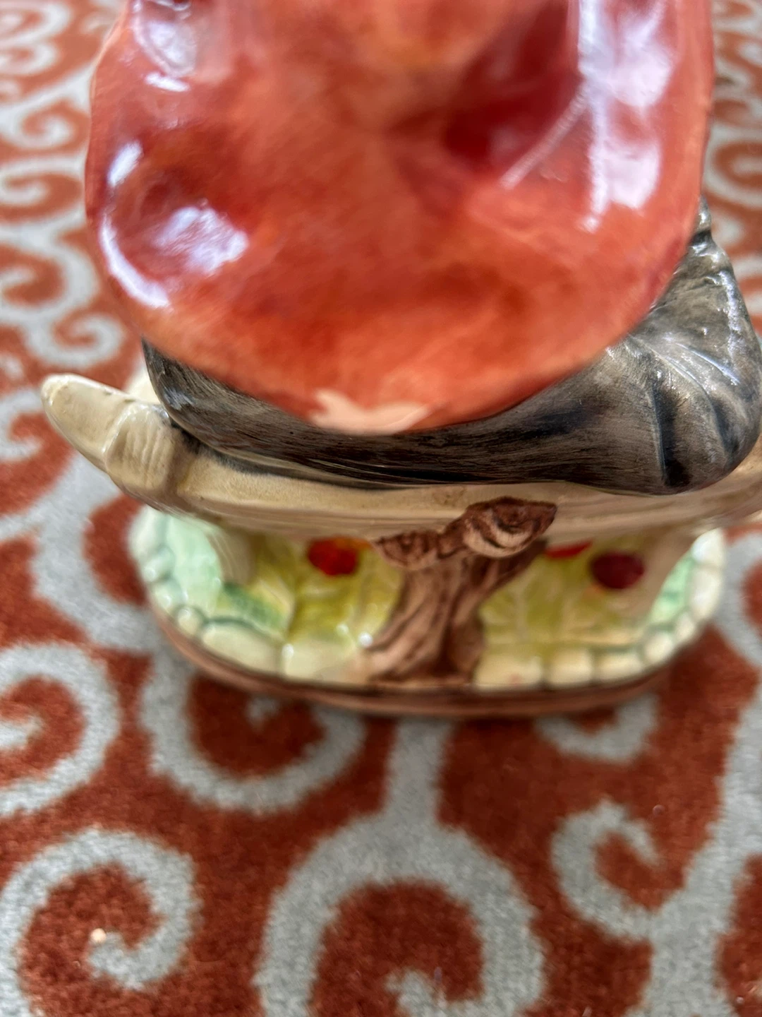 Figurine of a man on a bench - photo 2
