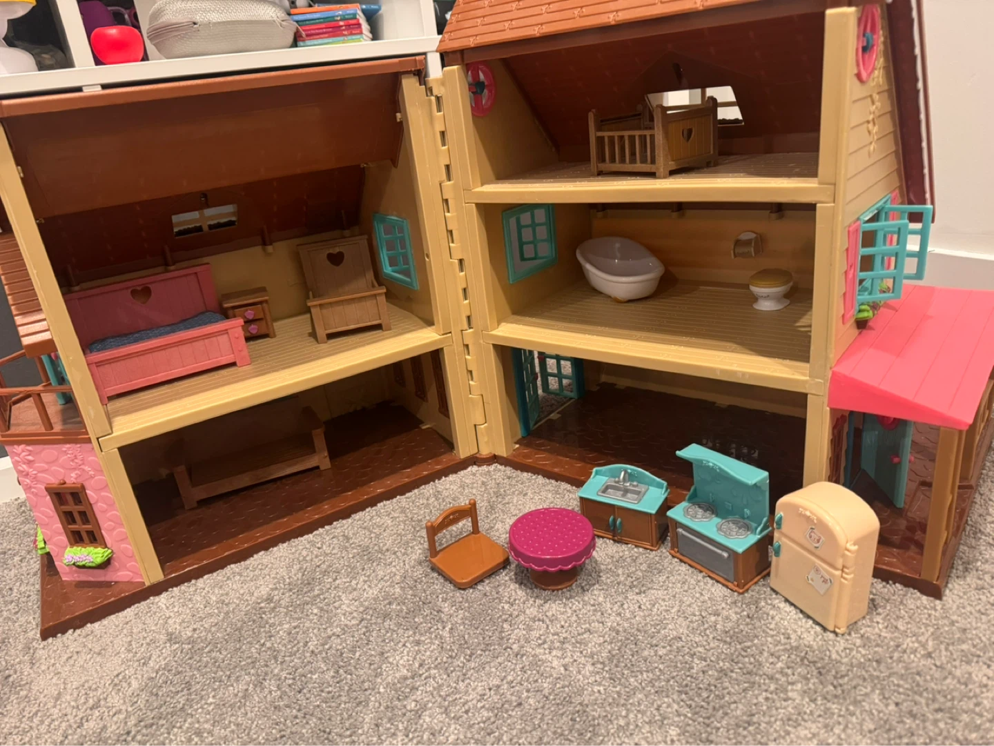 Calico Critters Red Roof Cozy Cottage Playset - photo 3