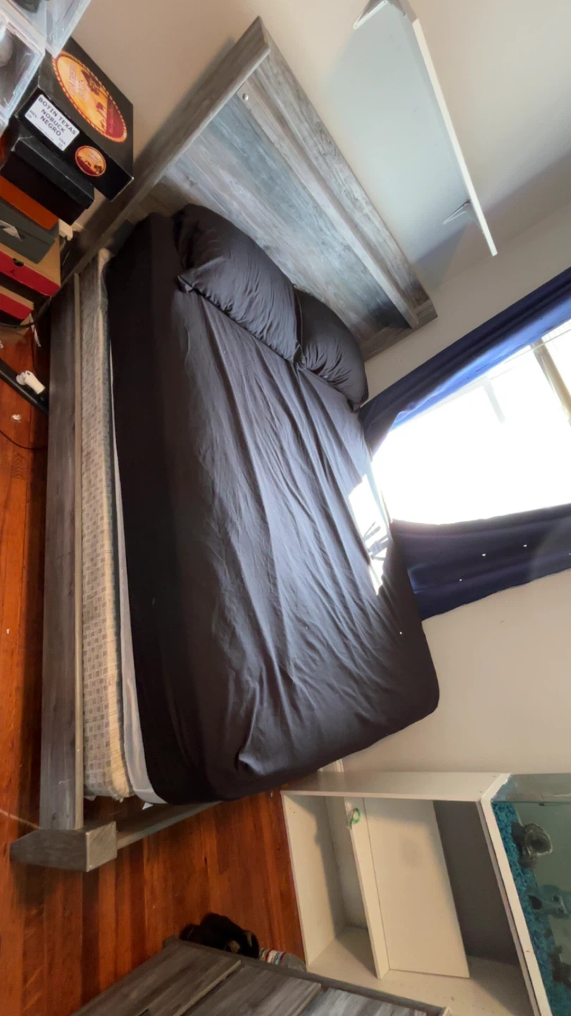 Bed and dresser - photo 2