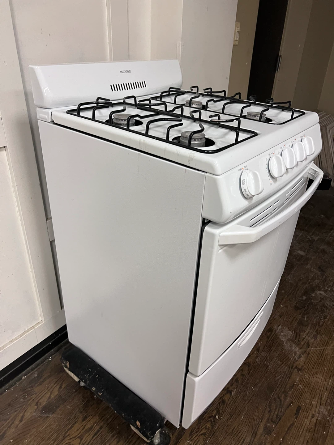 Hotpoint White 4-Burner Gas Range with Oven - photo 2