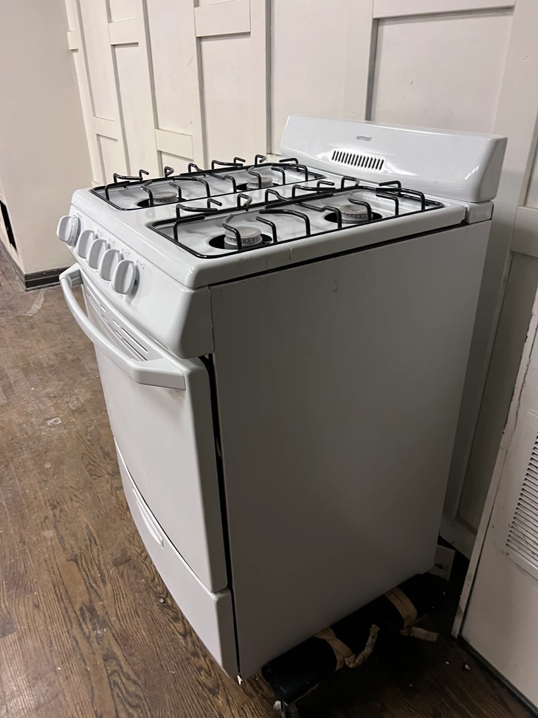 Hotpoint White 4-Burner Gas Range with Oven - photo 3